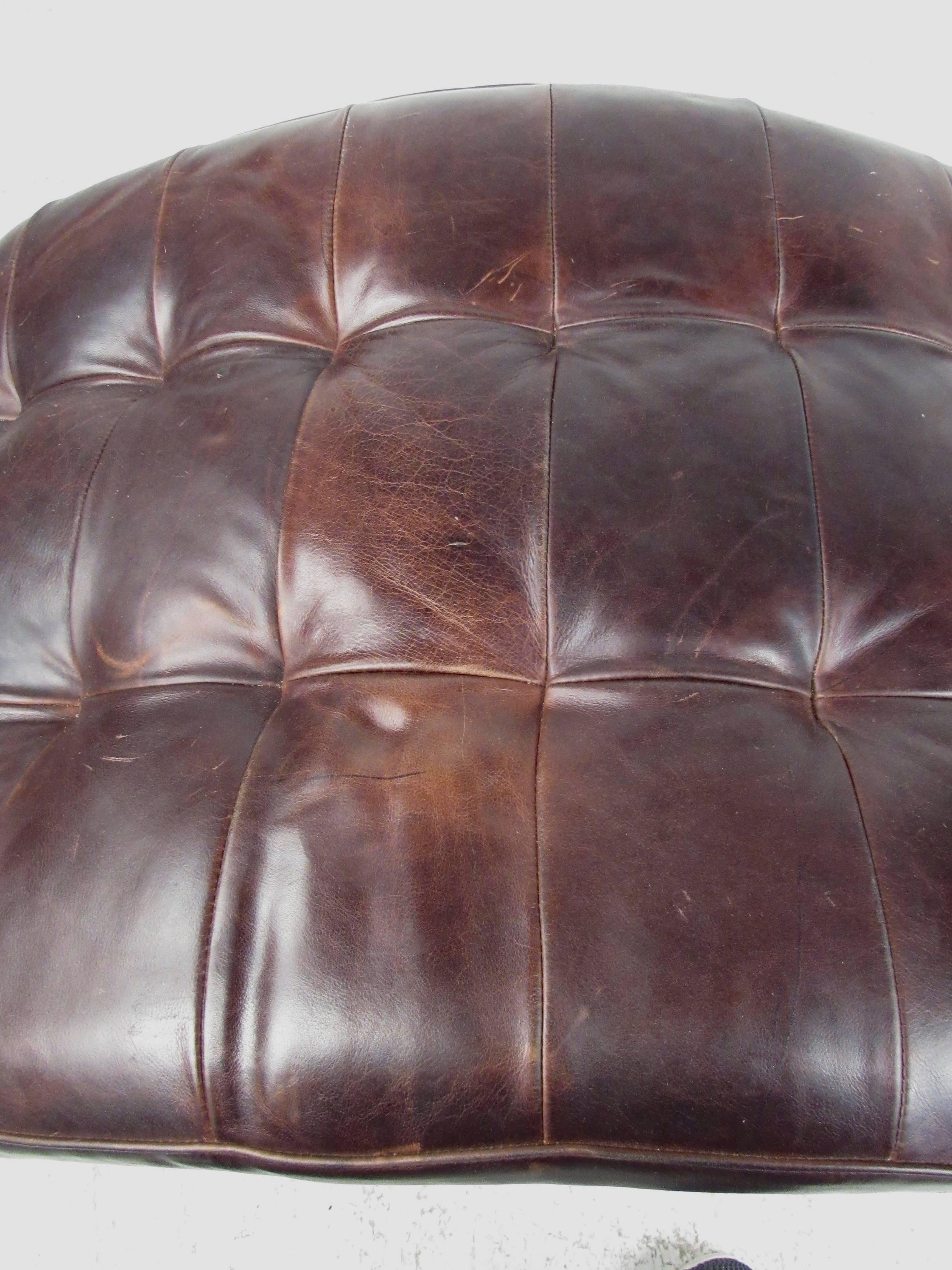 Modern Chaise Longue Chair in Brown Leather For Sale 2