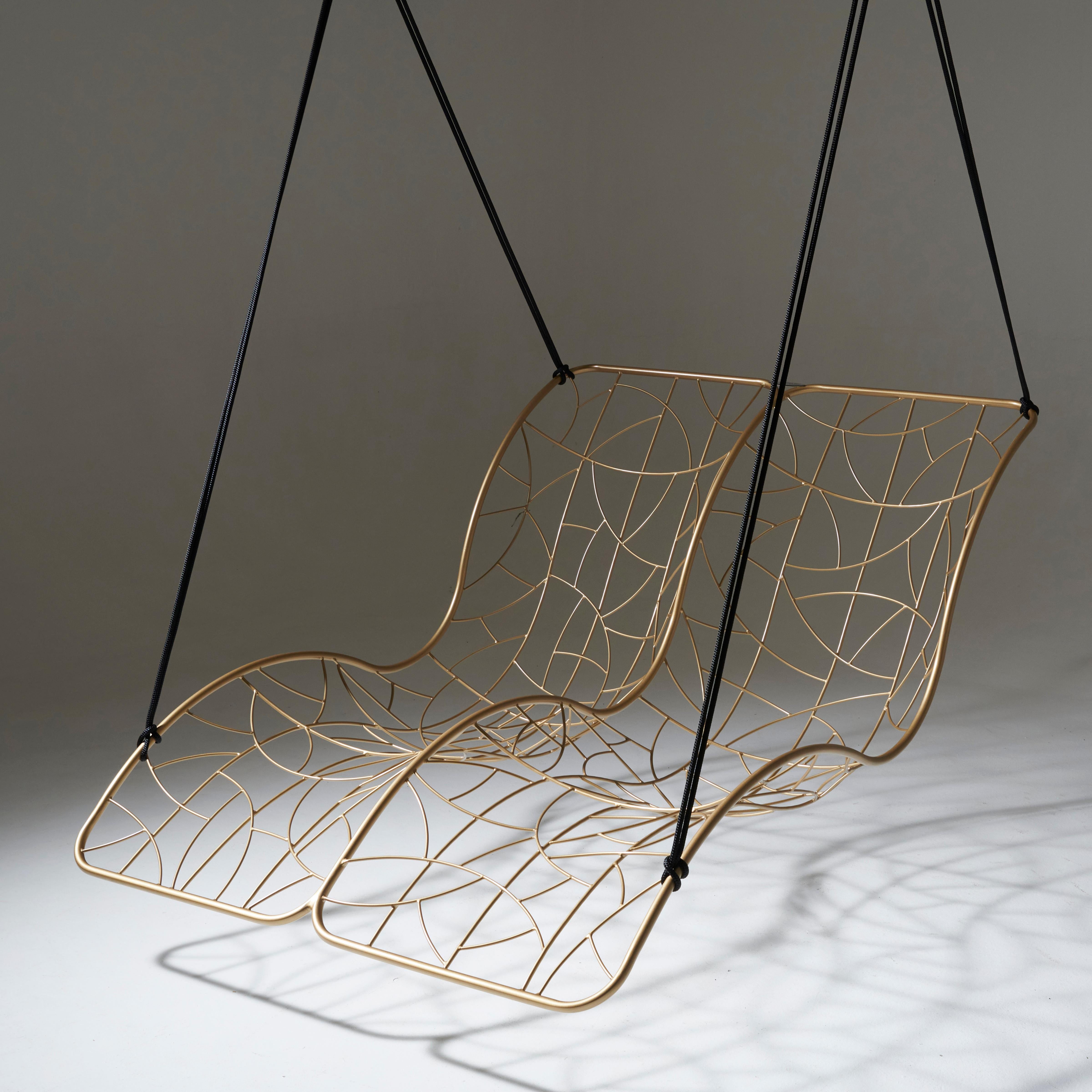 La chaise longue DOUBLE RECLINER, (également disponible sur une base Stand) est sculpturale et dynamique. Fluides et organiques, ils se prêtent à une utilisation comme pièces d'art fonctionnelles.
Les détails du motif sont inspirés de la nature et