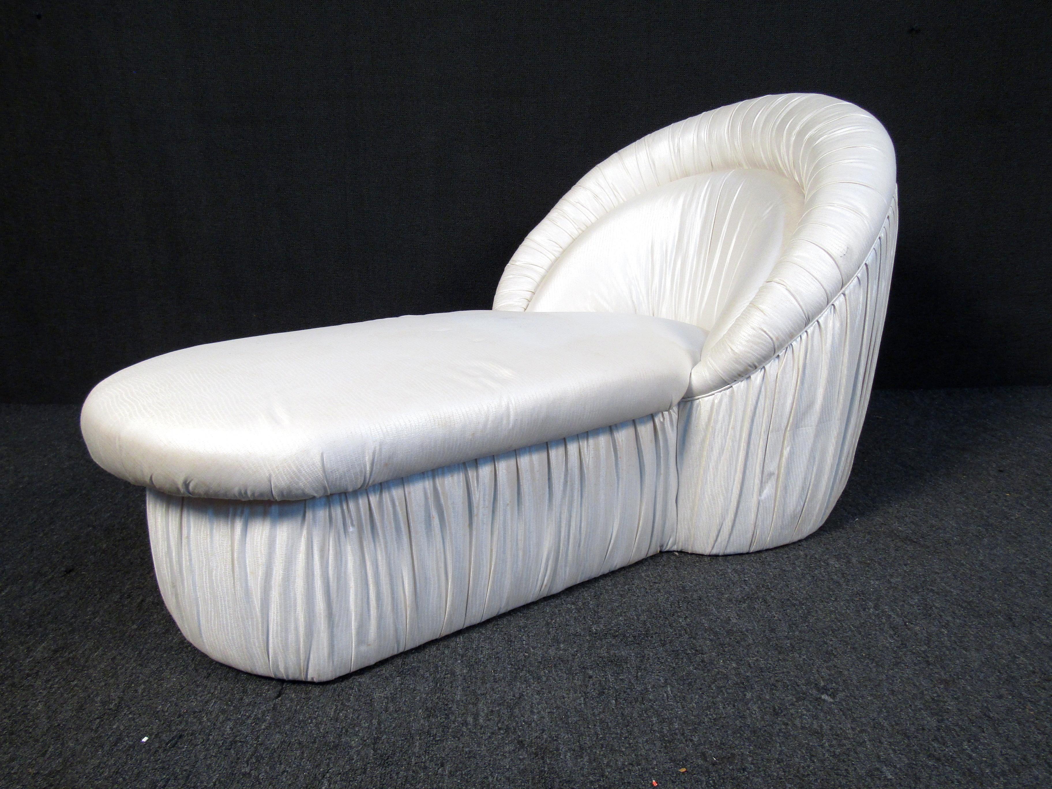 A unique chaise slipper chair featuring a ruffled back and skirt. The top itself has a fixed cushion and cannot be removed.
Please confirm item location (NY or NJ.)