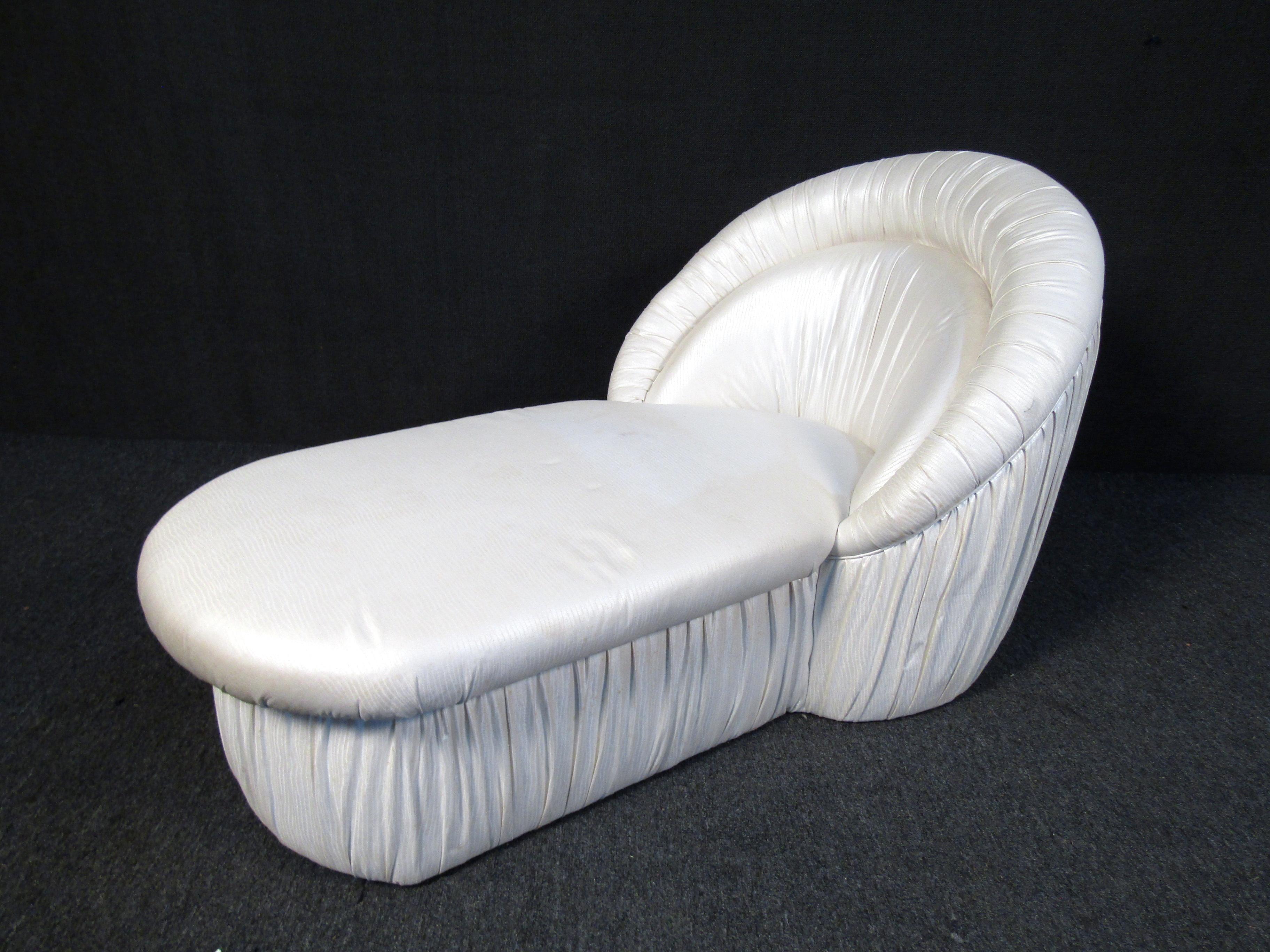 Modern Chaise Slipper Chair In Good Condition For Sale In Brooklyn, NY