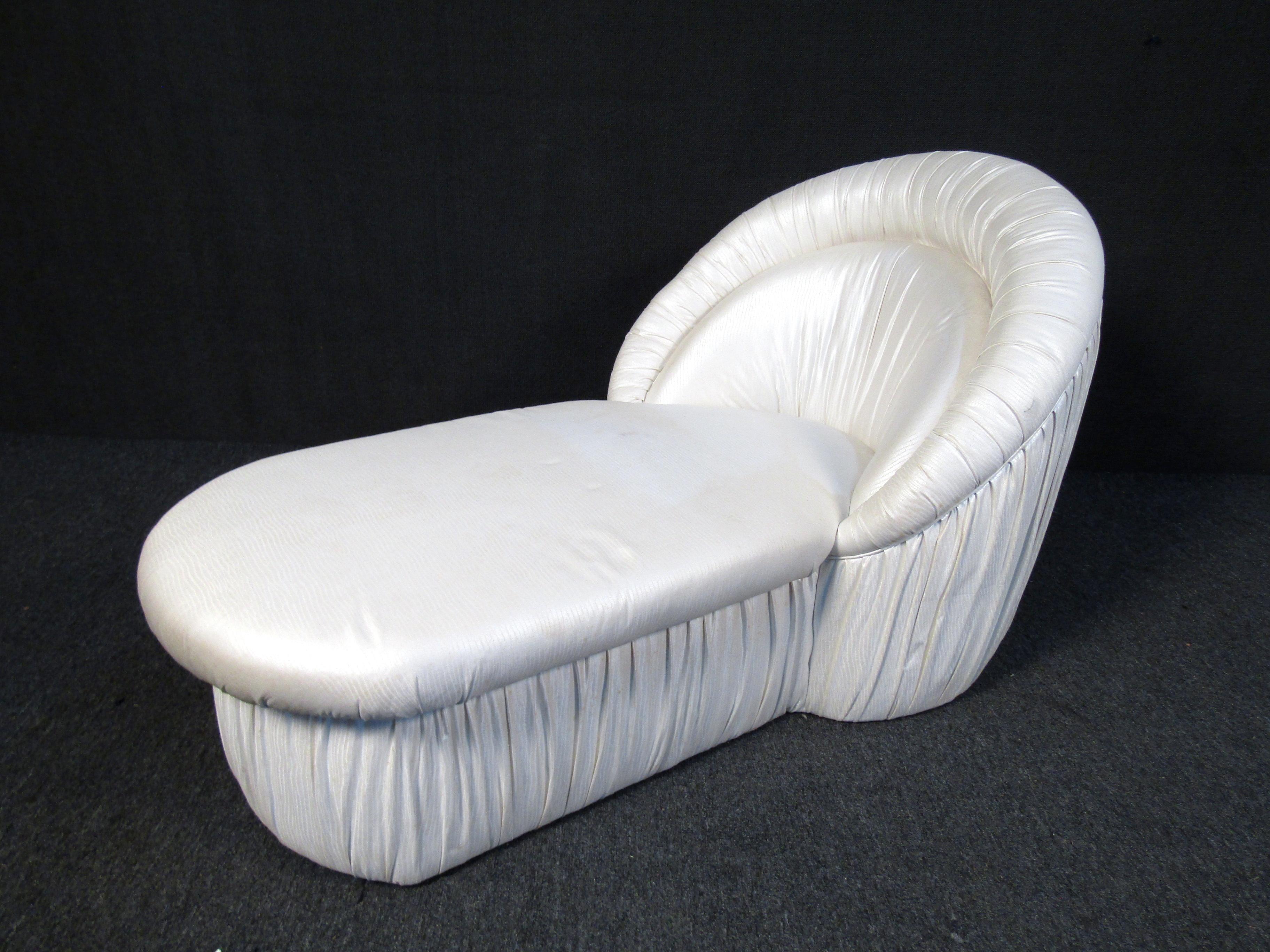 Silla Chaise Slipper Moderna en Desgastado estado para la venta en Brooklyn, NY
