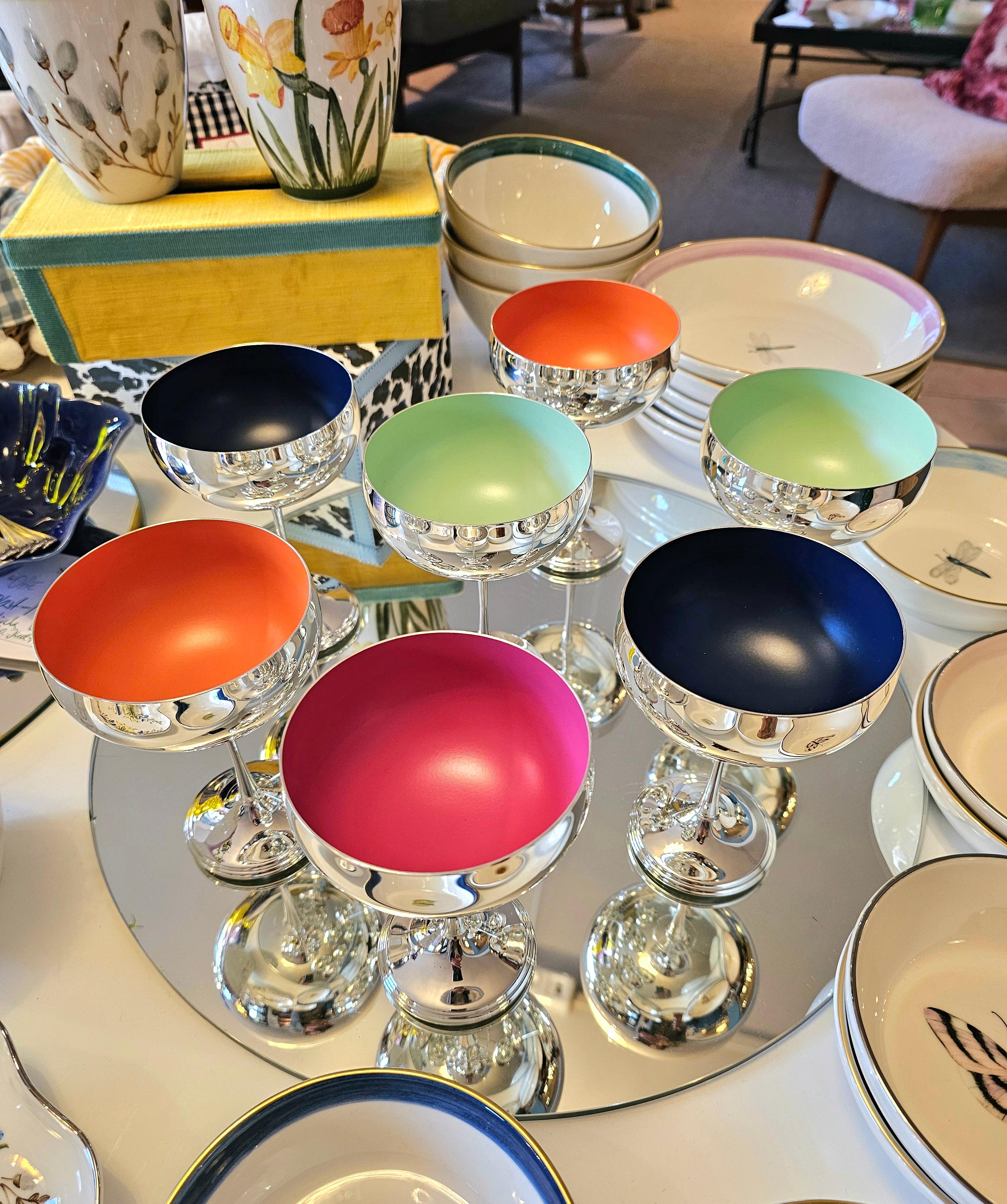 Copa de champán bañada en plata sobre soporte interior esmaltado en azul oscuro.
Viene en muchos colores como negro, blanco , rosa, azul oscuro naranja, rosa.
Grandes accesorios de mesa.
Para utilizar con champán, cócteles, postres o cualquier otro