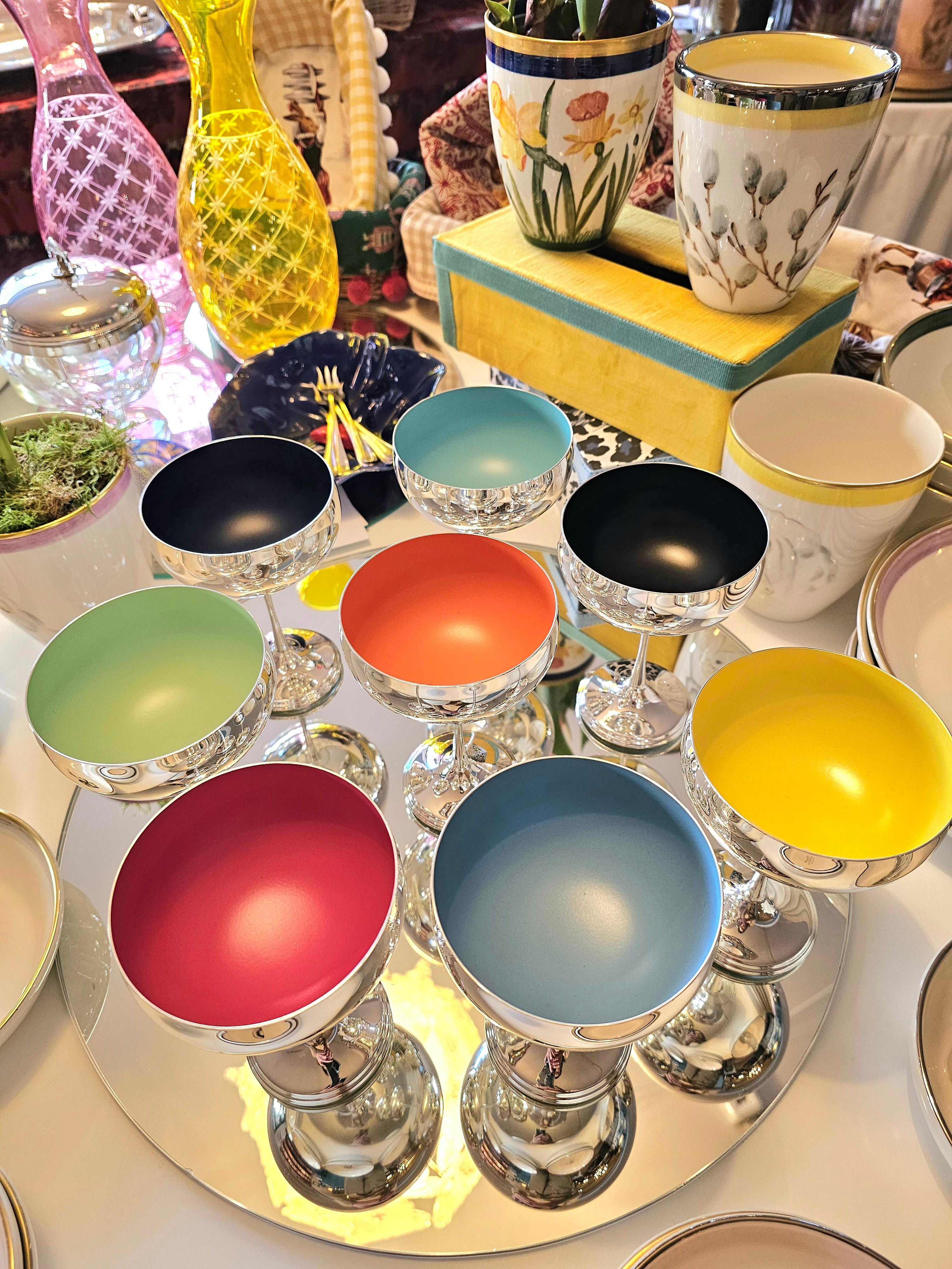 Copa de champán plateada por dentro y esmaltada en turquesa
Disponible en negro, blanco, rosa, azul oscuro, naranja y rosa.
Grandes accesorios de mesa.
Para utilizar con champán, cócteles, postres o cualquier otro plato.
Podemos hacerlos en muchos