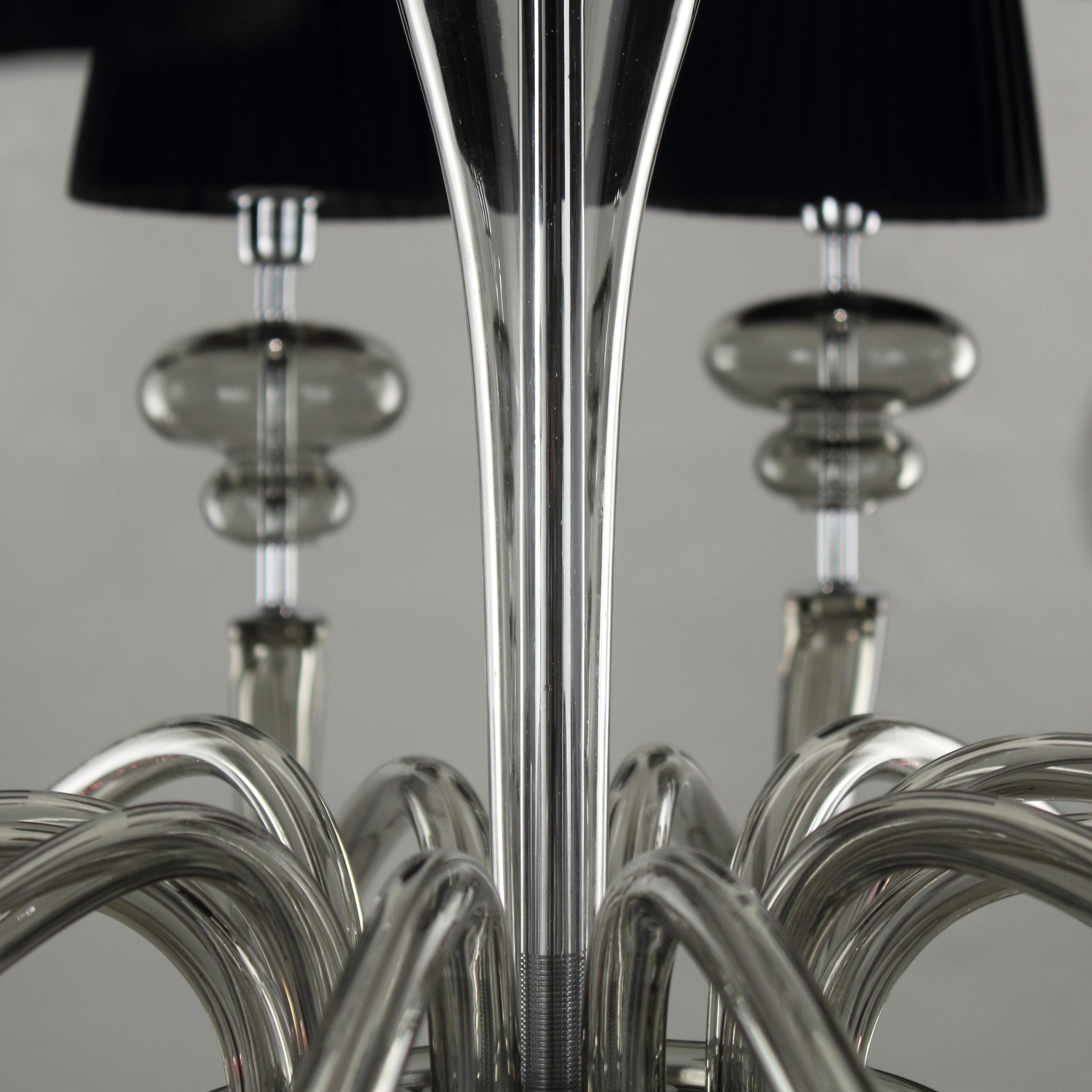 Moderner Kronleuchter mit 12 Lights aus grauem Muranoglas und schwarzen Lampenschirmen von Multiforme (21. Jahrhundert und zeitgenössisch) im Angebot
