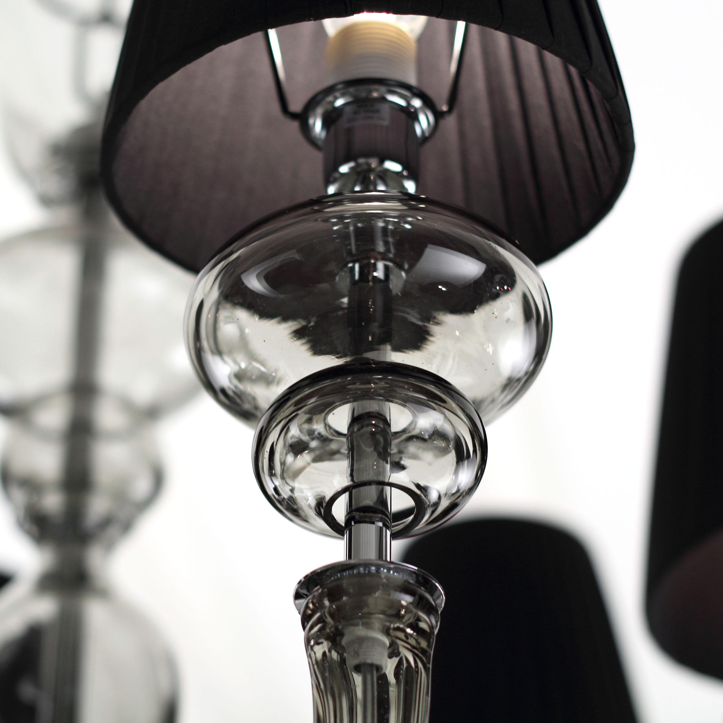 Lustre Palladium 24 lumières gris fumé en verre de Murano, abat-jour noir par Multiforme
Collectional de lustres et d'appliques en verre de Murano. La surface du verre est lisse, les détails métalliques sont nickelés (ou dorés) et les abat-jours en