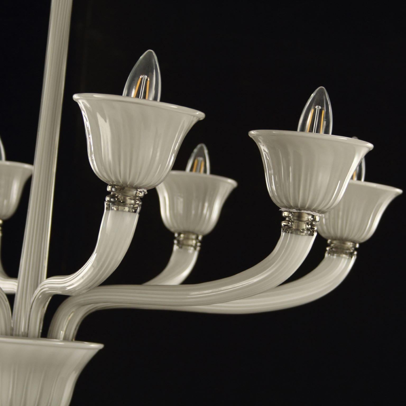 Moderner moderner Kronleuchter mit 8 Lichtern aus hellgrauem Muranoglas von Multiforme im Zustand „Neu“ im Angebot in Trebaseleghe, IT