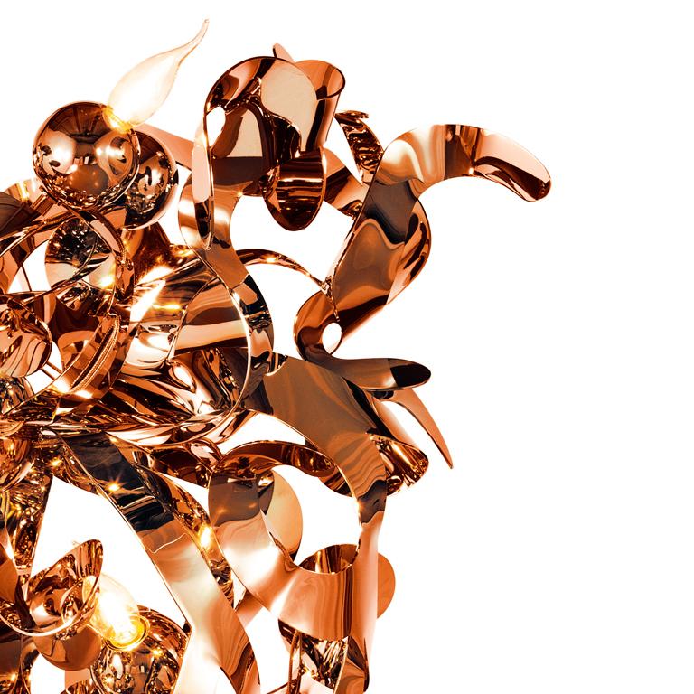 Disegnato da William Brand, questo lampadario moderno Kelp di forma conica e con finitura in rame è piegato da abili artigiani in riccioli e forme aggraziate nell'Atelier A di Brand van Egmond. La forma giocosa e organica del Kelp offre infinite