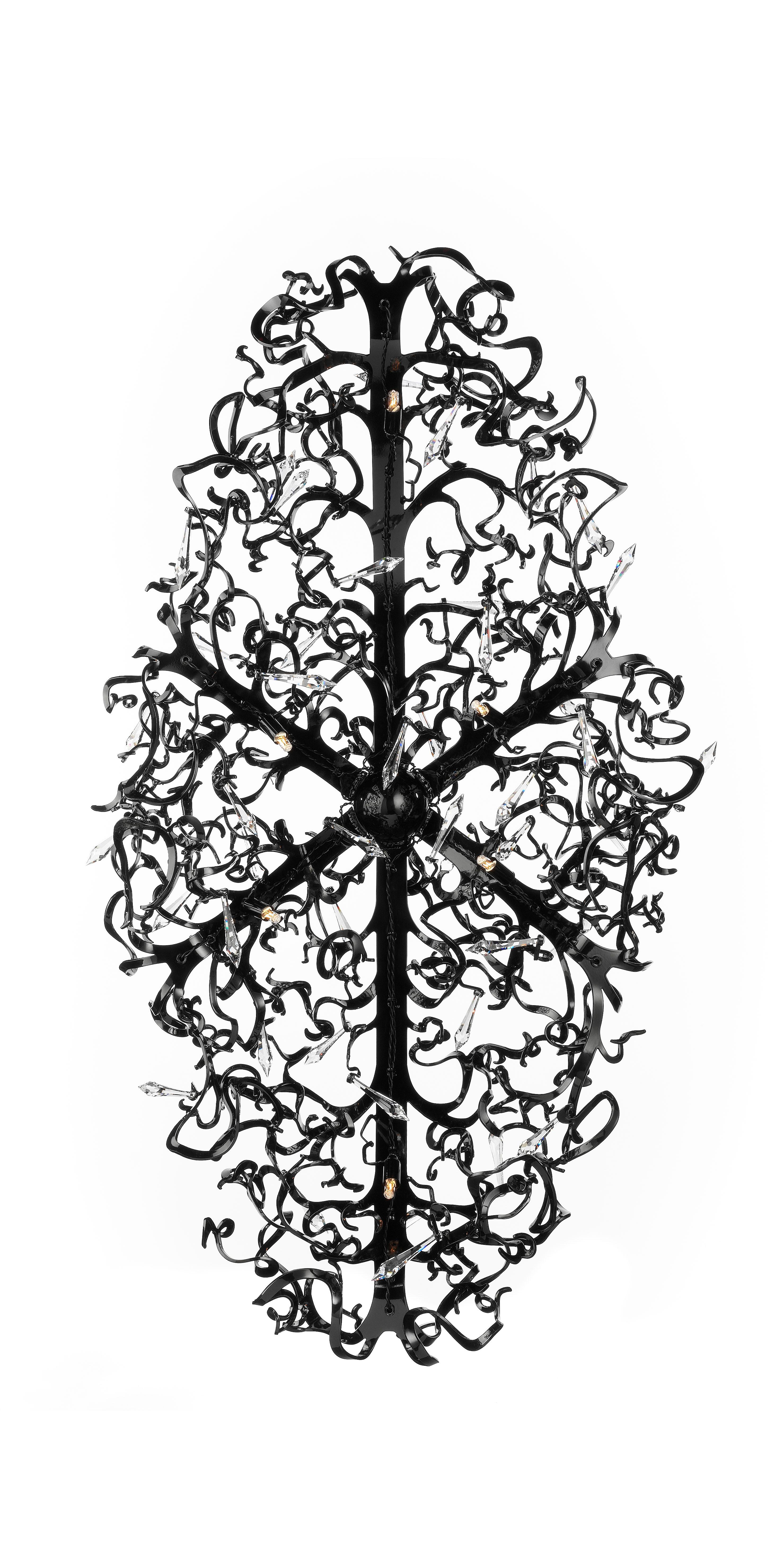 Questo lampadario moderno di forma ovale e finitura nera fa parte della collezione Icy Lady, disegnata da William Brand, fondatore di Brand van Egmond. Realizzata a mano con materiali di altissima qualità e impreziosita da cristalli scintillanti, la