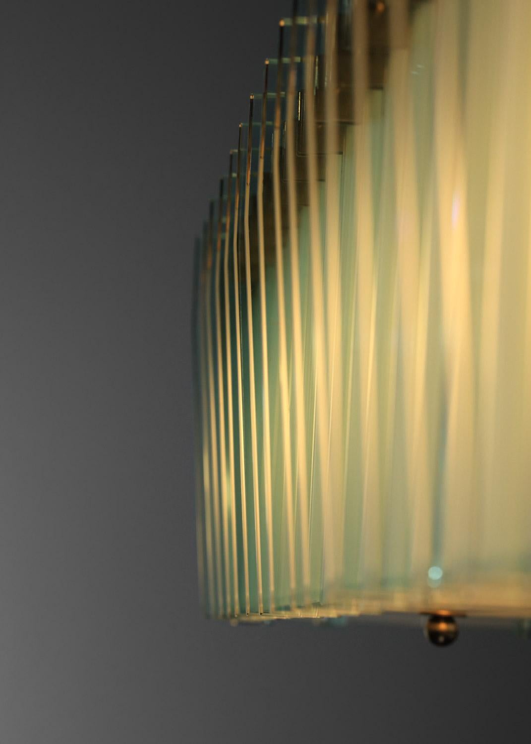 Moderner Kronleuchter im Stil von Fontana Arte Vintage By
Imposanter moderner Kronleuchter im Stil von Fontana Arte. 
Massive Messingstruktur und dicke Glasplatten als Diffusoren. 
Die Befestigungsstangen können in der Länge angepasst werden. 
Auf