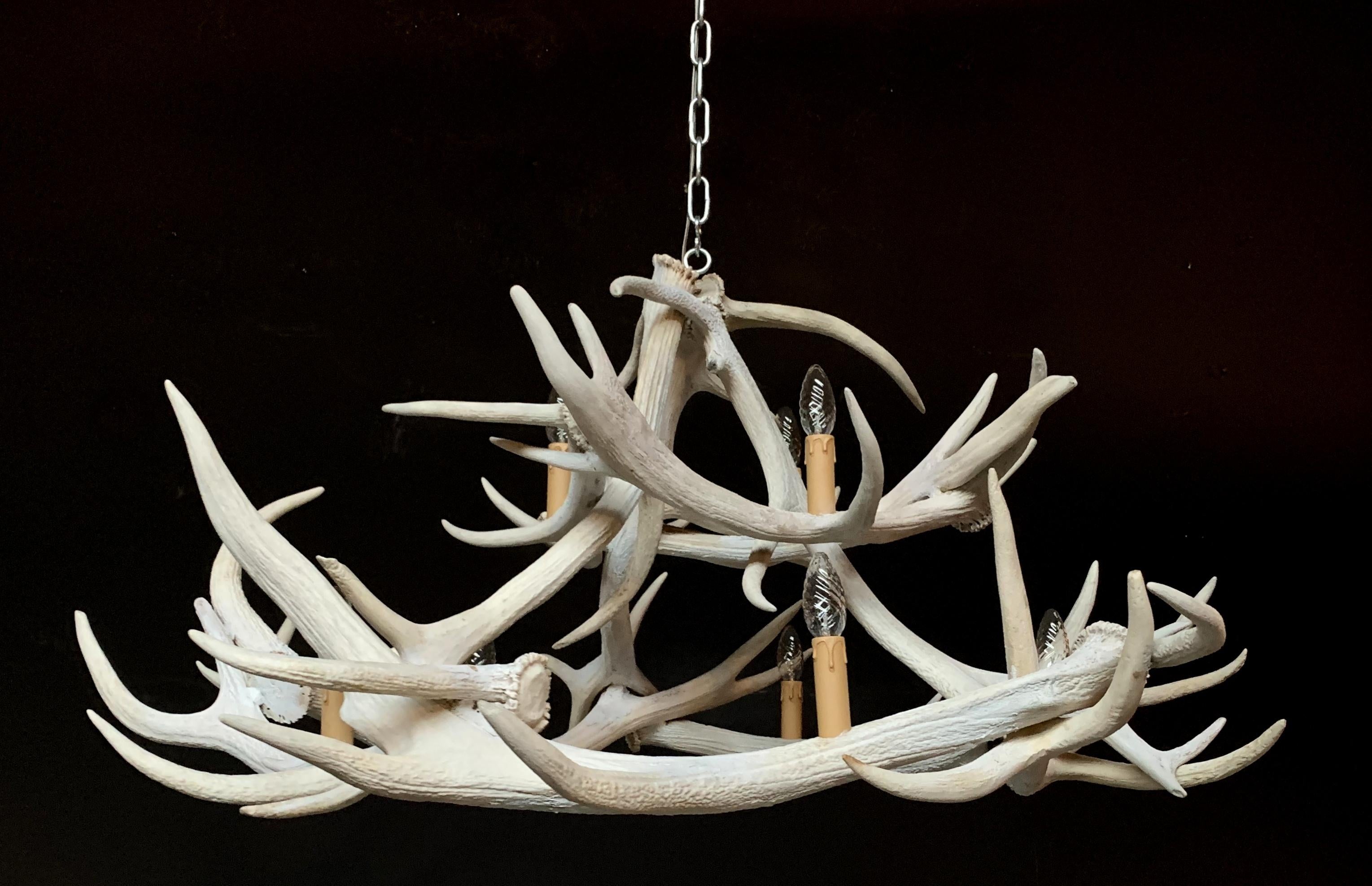 Modern chandelier made of antlers (HG 246). The chandelier is made of bleached red deer antler. The electrical wiring is concealed in the antlers. We can make any antler chandelier entirely according to your wishes.