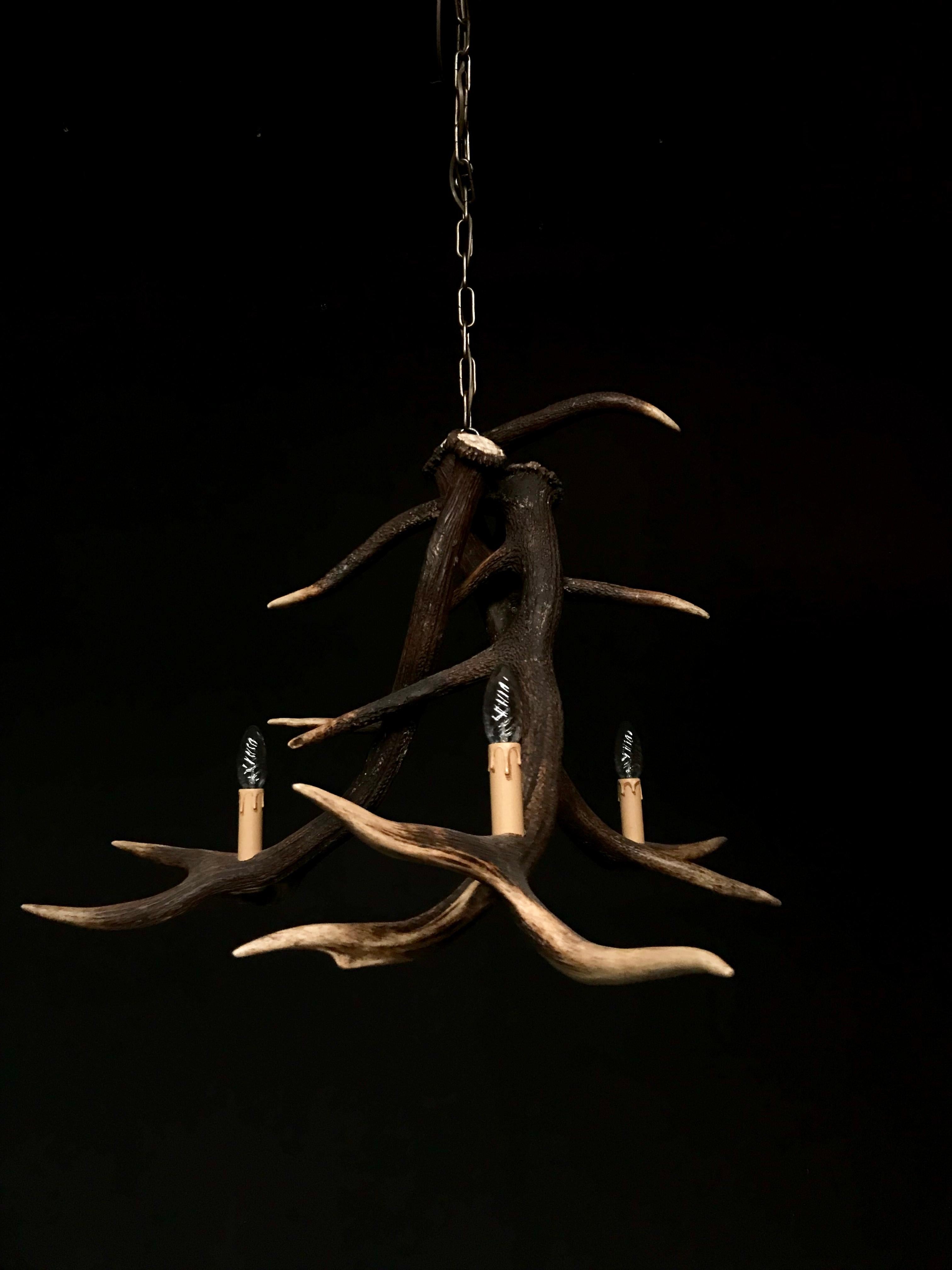 Modern chandelier made of antlers (HG 261). The chandelier is made of red deer antler. The electrical wiring is concealed in the antlers. We can make any antler chandelier entirely according to your wishes.