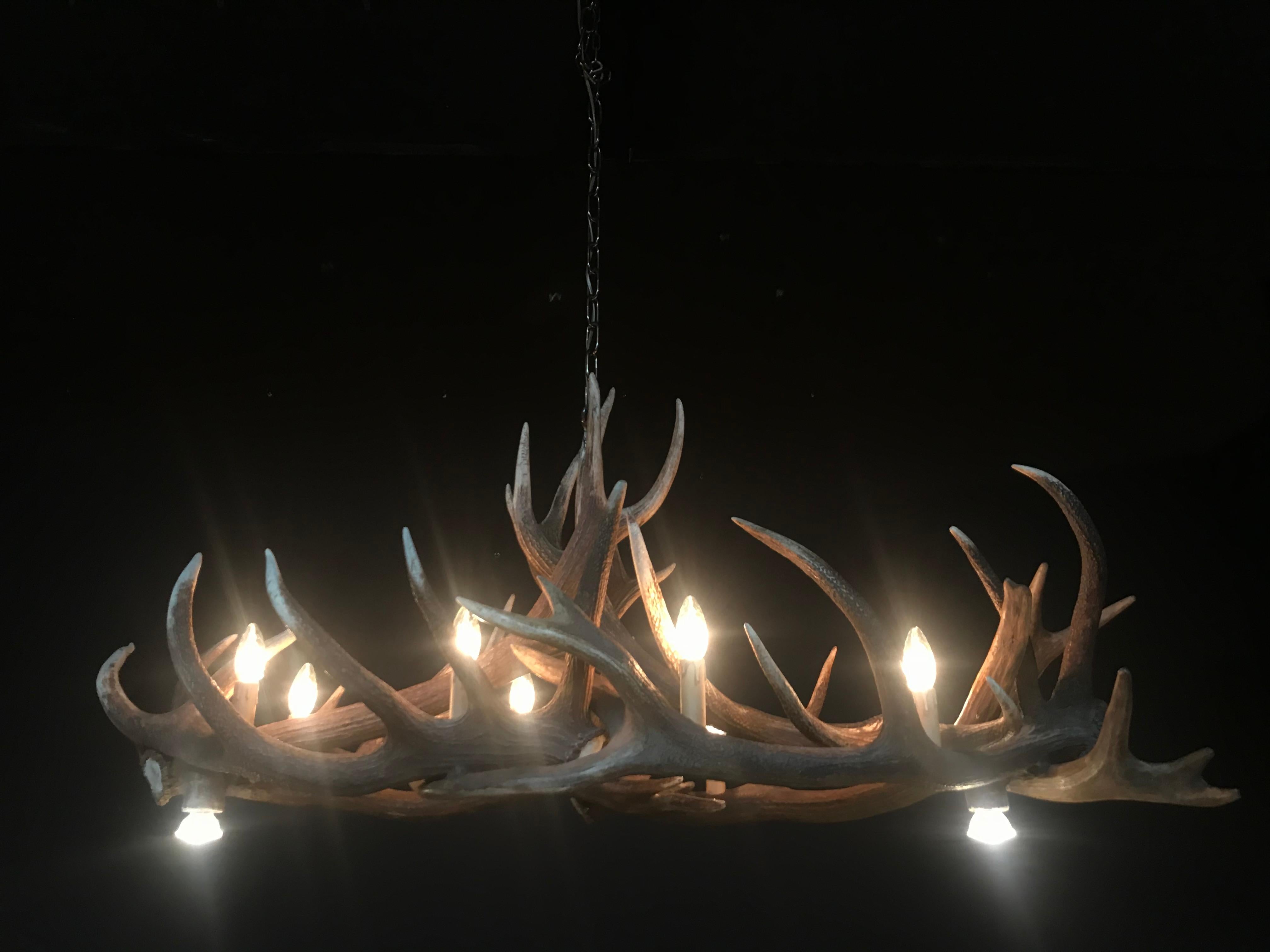 Lampadario moderno fatto di corna (HG 104). Il lampadario è realizzato in corno di cervo rosso. I due punti sul fondo possono essere accesi e spenti con un interruttore.
I cavi elettrici sono nascosti nelle corna e la qualità dei nostri lampadari è