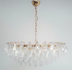 Lustre moderne avec des verres de Murano polyèdre transparent. Italie, années 1980.