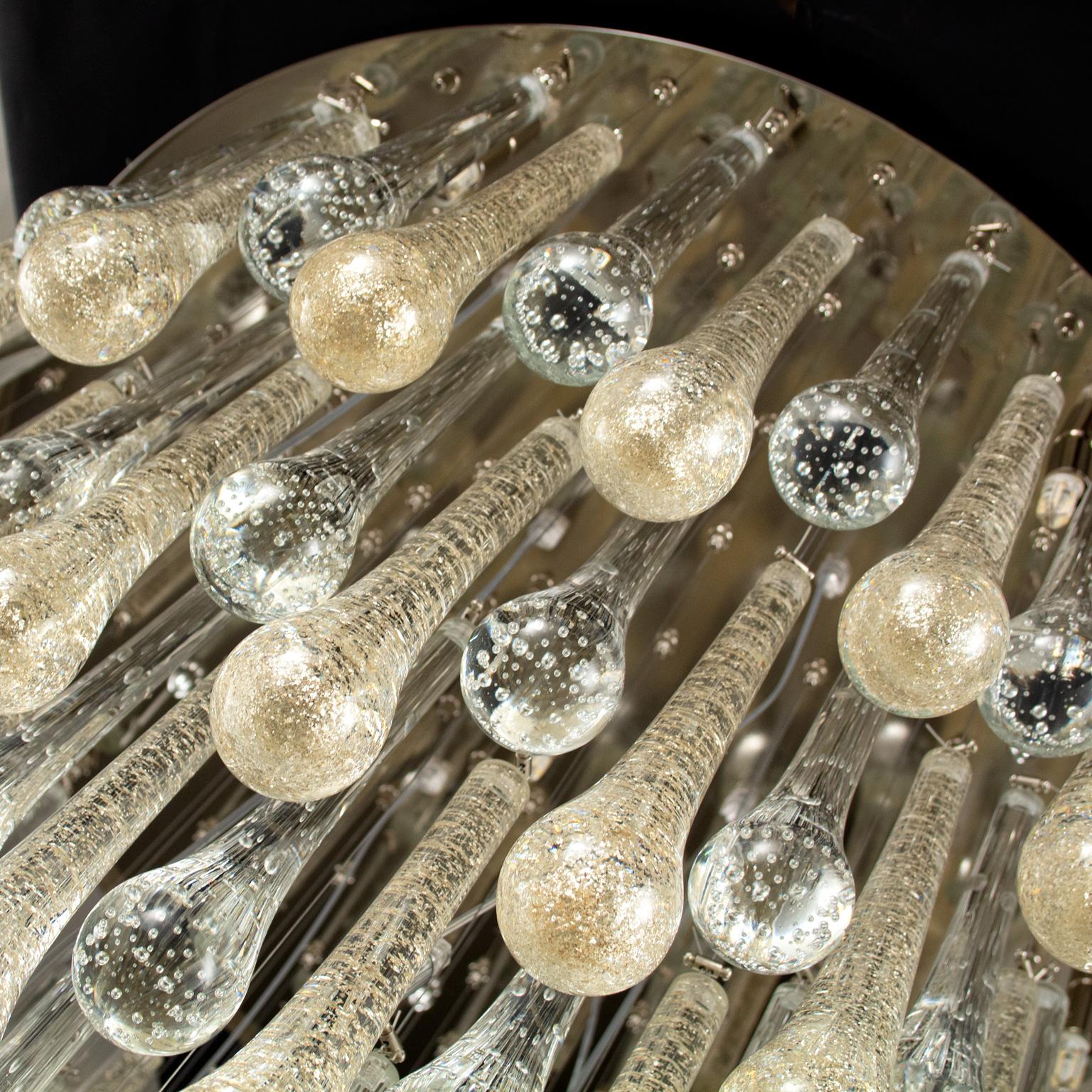 Italiano Lampadario del 21° secolo Elementi a forma di goccia in vetro oro e argento di Multiforme in vendita