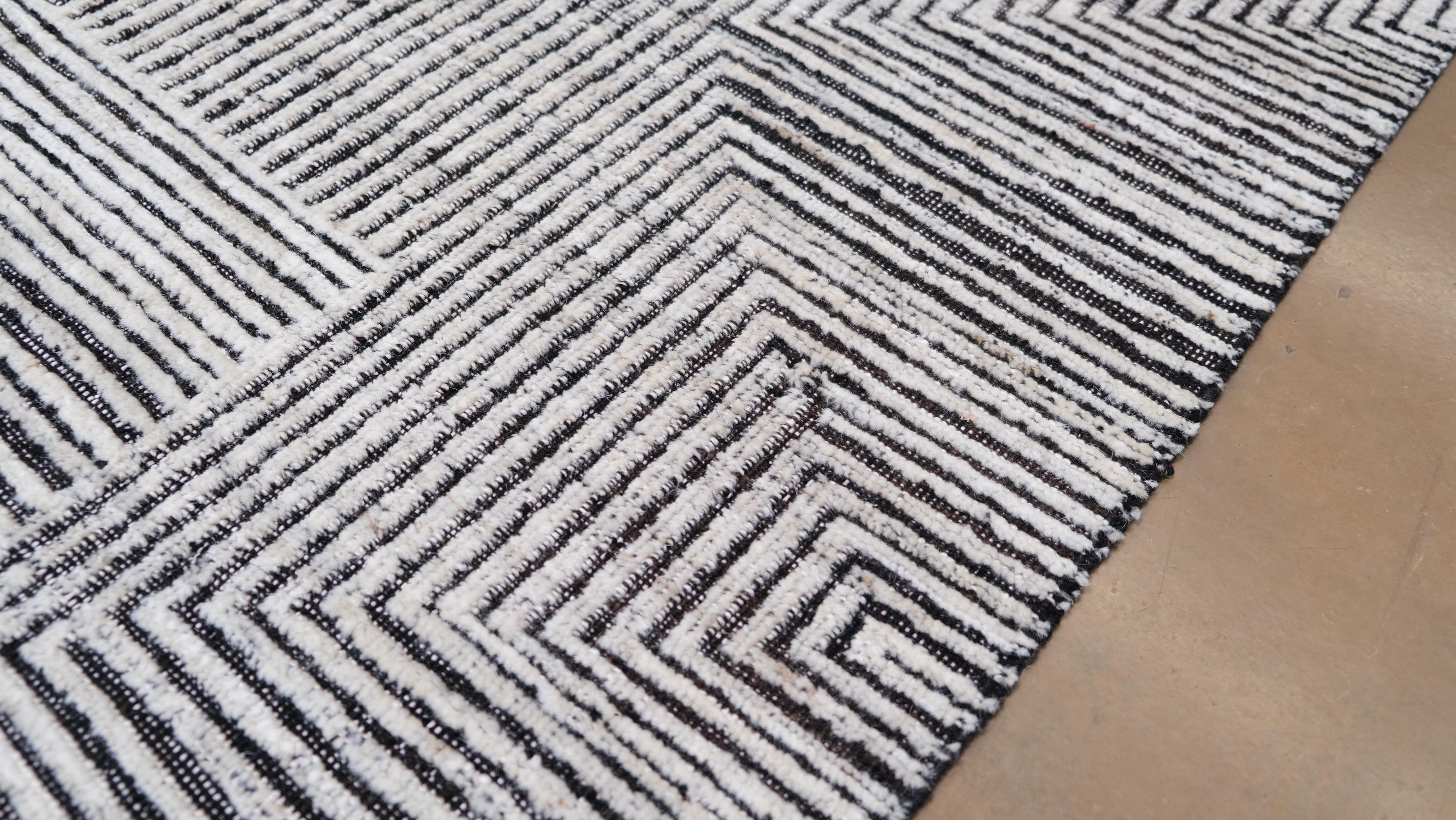 Moderner, linearer, geometrisch gestalteter Wollteppich in Holzkohle und Elfenbein, 8'3''x10' (Pakistanisch) im Angebot
