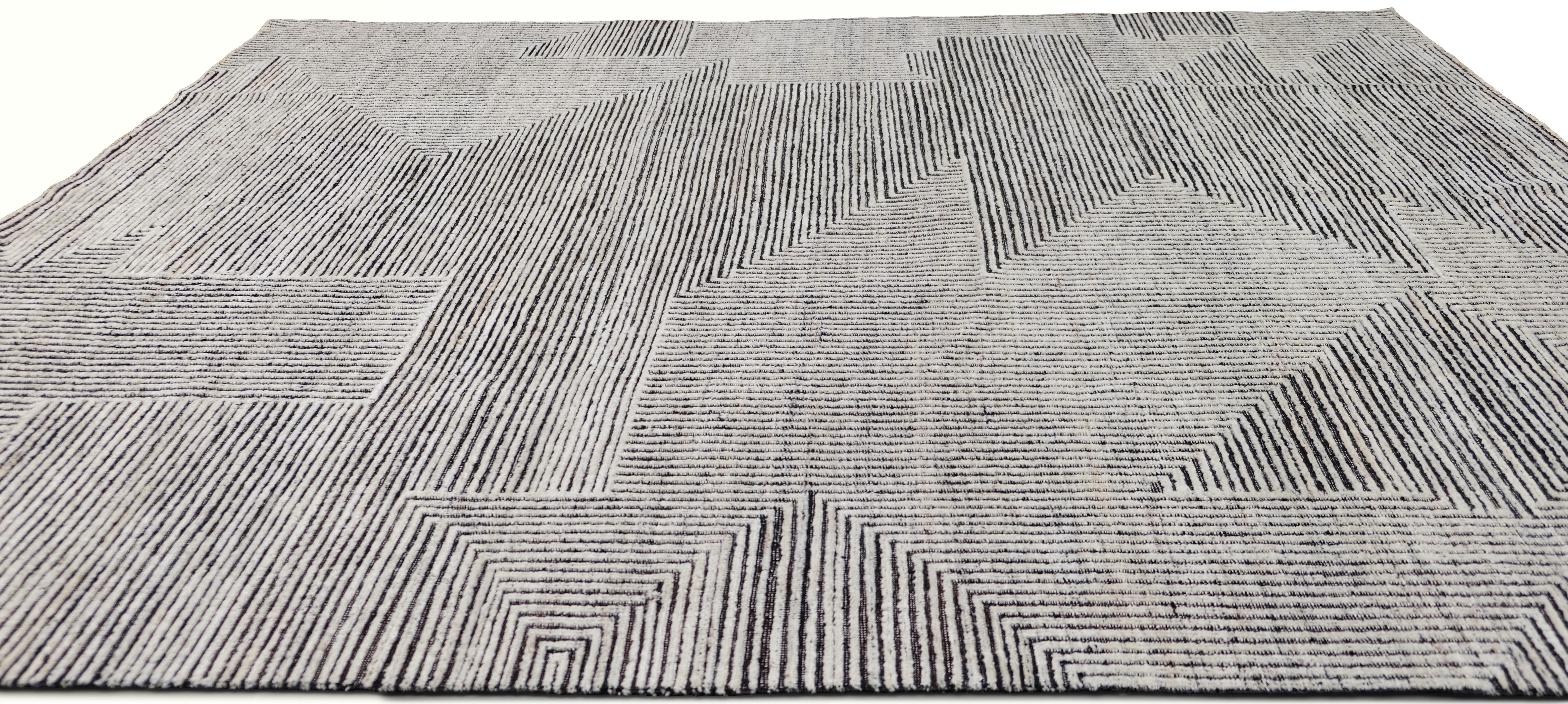 Moderner, linearer, geometrisch gestalteter Wollteppich in Holzkohle und Elfenbein, 8'3''x10' (Handgeknüpft) im Angebot