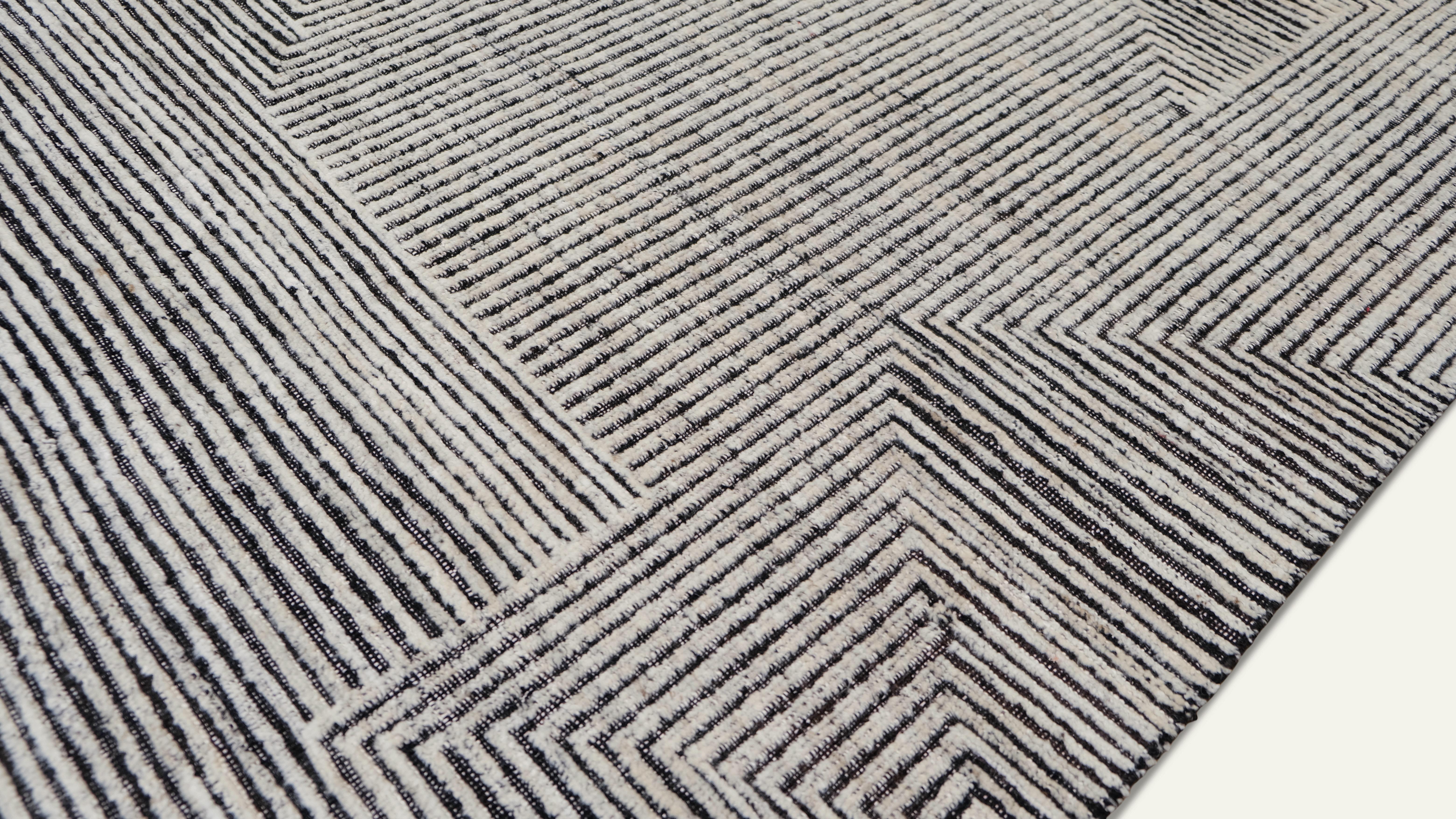 Moderner, linearer, geometrisch gestalteter Wollteppich in Holzkohle und Elfenbein, 8'3''x10' im Zustand „Neu“ im Angebot in Torrance, CA