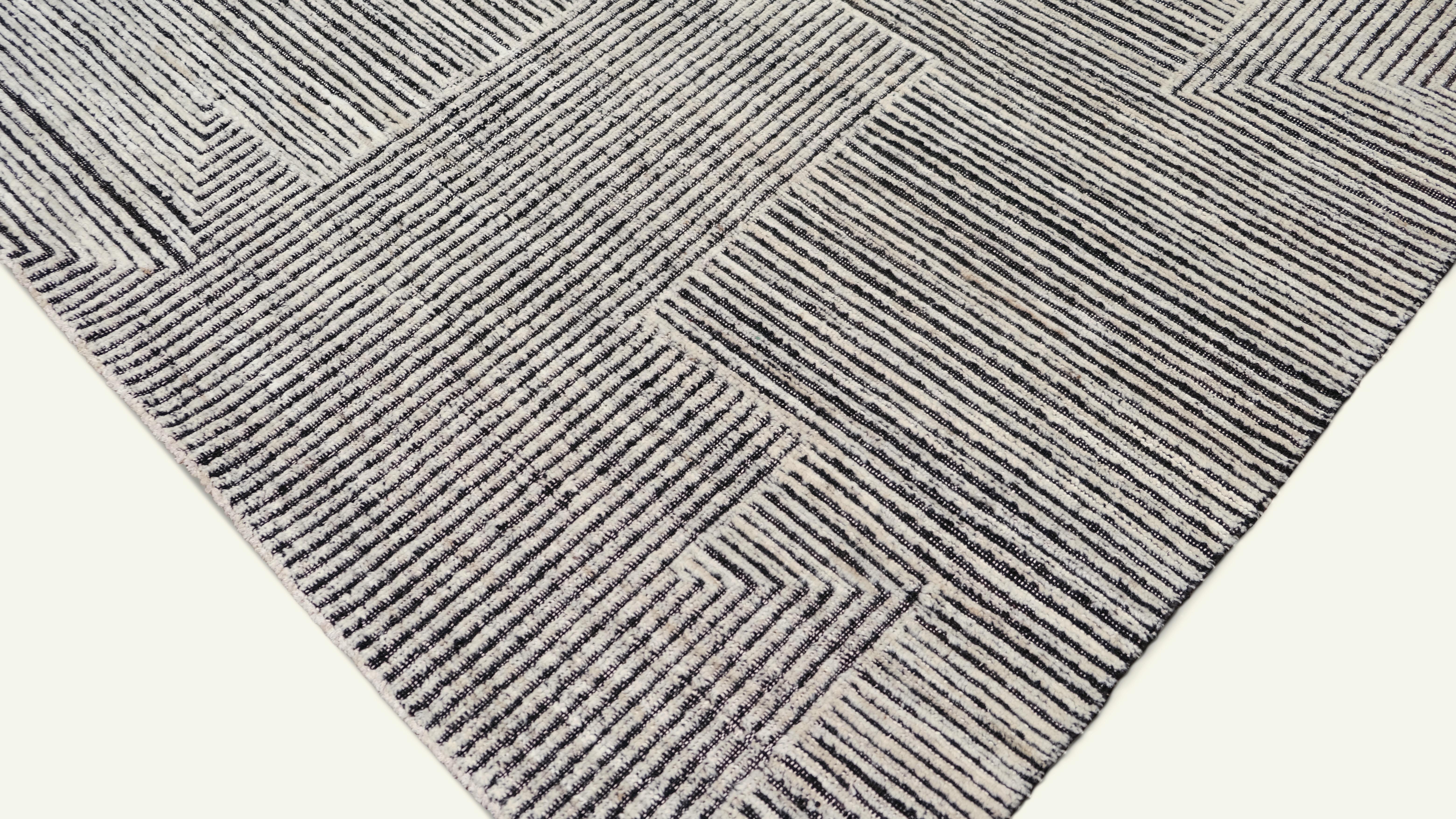 Moderner, linearer, geometrisch gestalteter Wollteppich in Holzkohle und Elfenbein, 8'3''x10' (21. Jahrhundert und zeitgenössisch) im Angebot