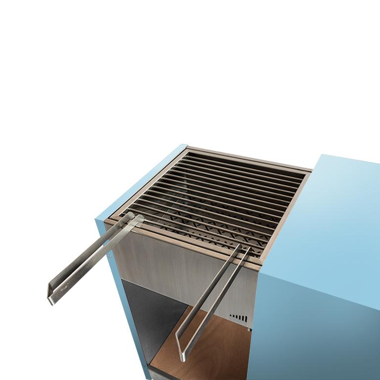 This monolithic charcoal barbecue is elegant and functional with sliding grills and accessories.
Snail mono is small, handy and compact.
Suitable for small outdoor spaces, it gives warm, art and essence to garden or terrace.
Snail's structure and