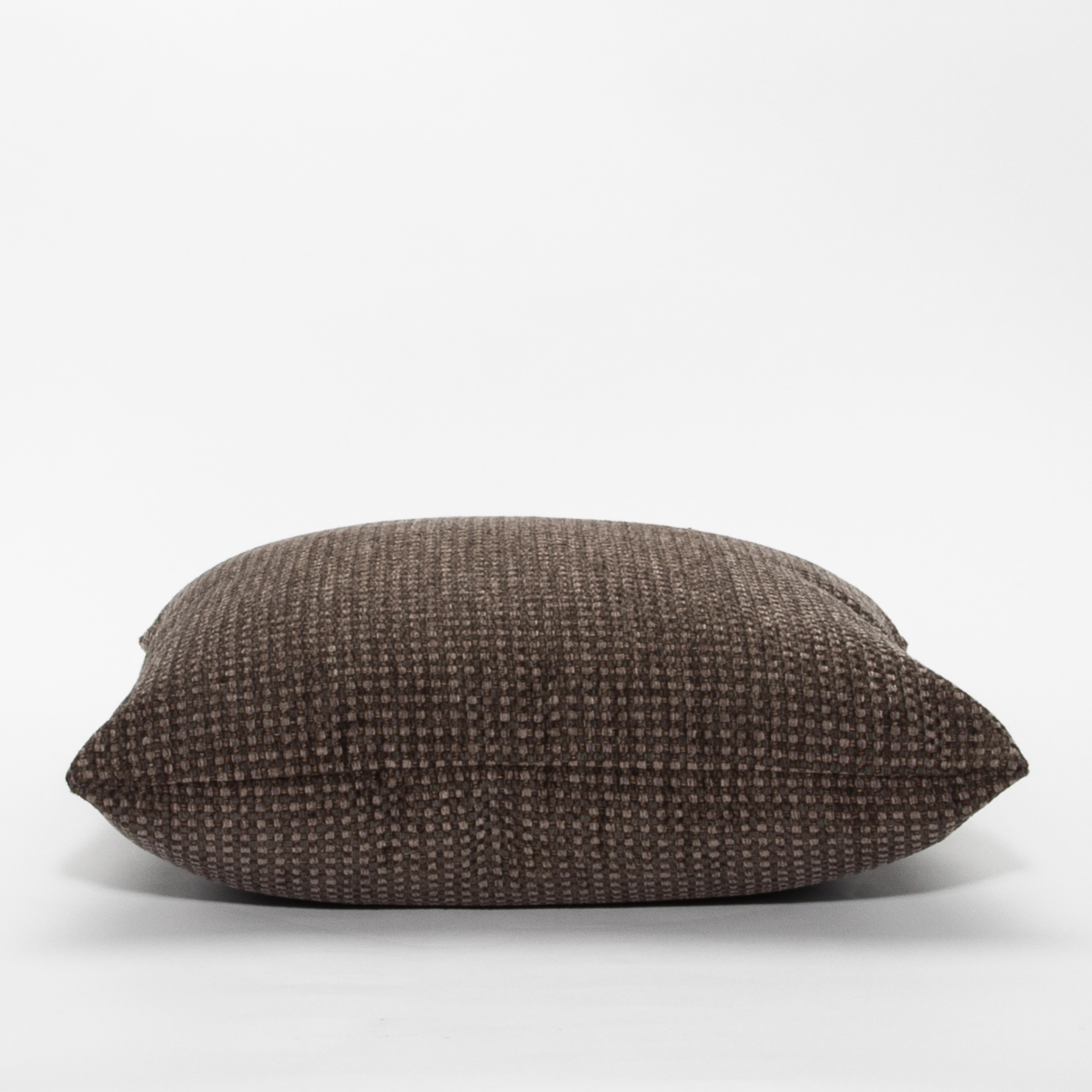 Élevez votre espace de vie avec ce coussin décoratif sophistiqué Modern Charcoal Check de MOGUL. La housse en coton et lin tissé texturé présente un motif à carreaux complexe dans une riche teinte anthracite, exhalant une élégance discrète.