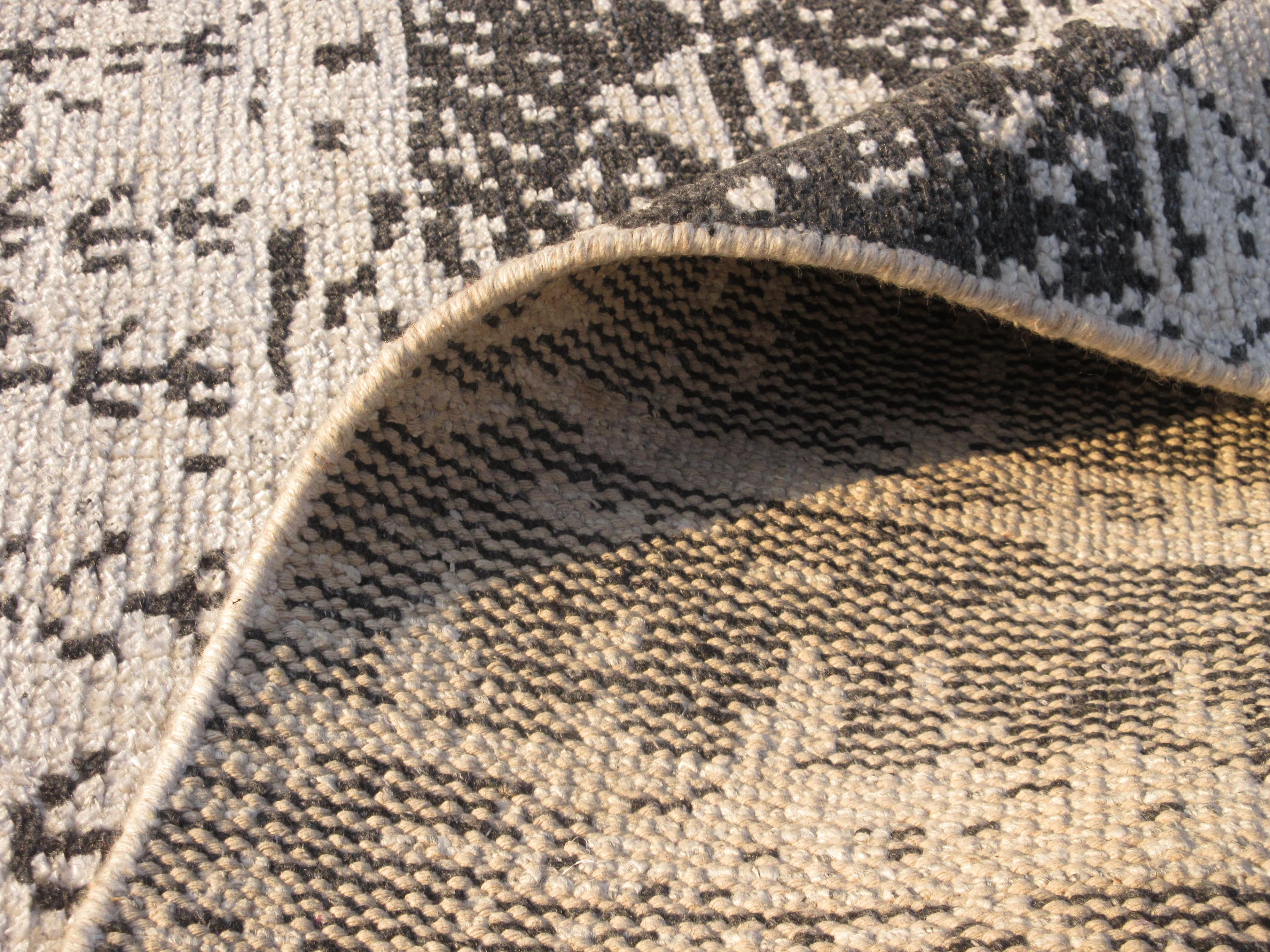 Modern Charcoal Rug In New Condition For Sale In Laguna Hills, CA