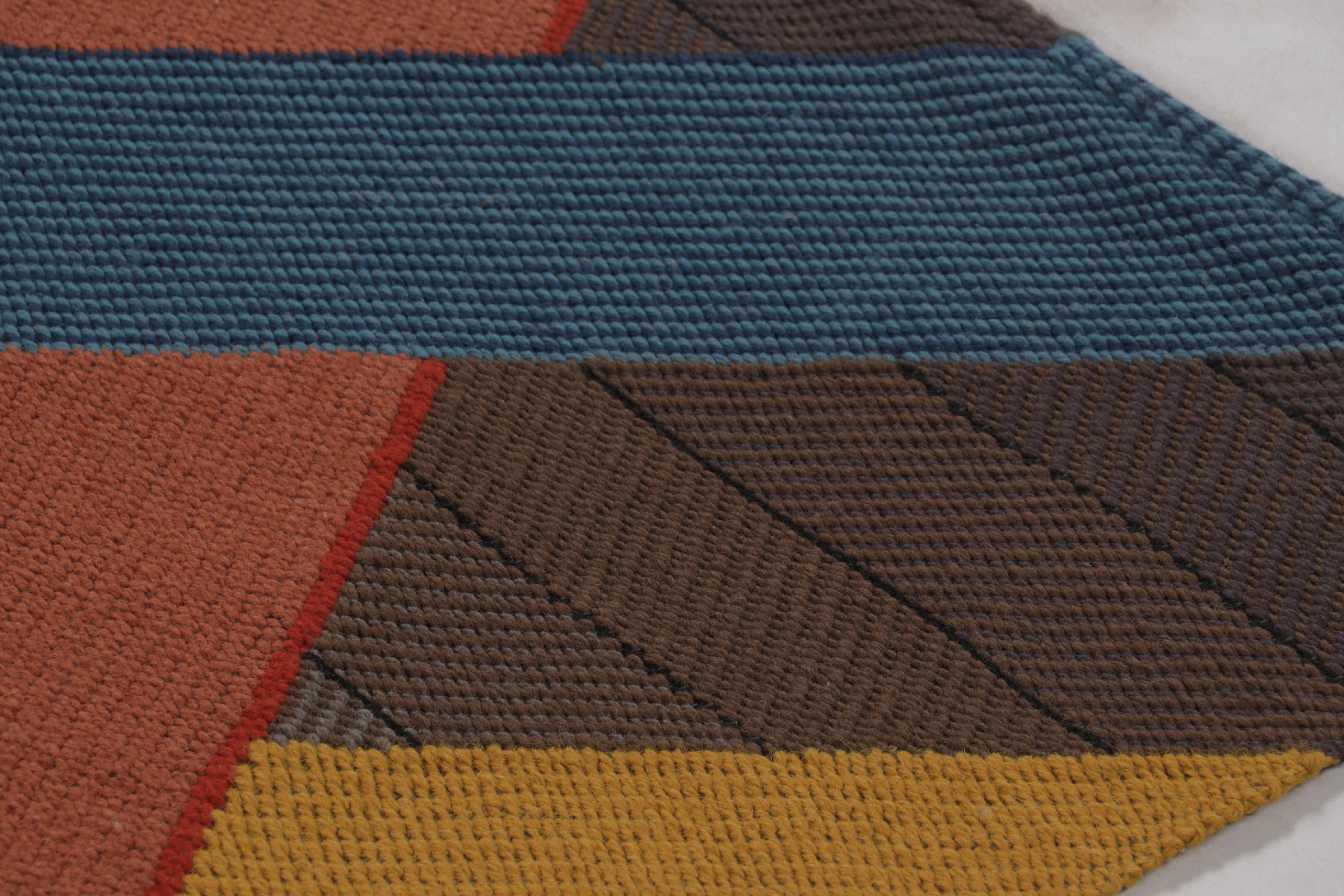 Este tapiz moderno de 3x6 es un tejido profundo e impactante, que representa la obra emblemática de la más tarde Charlotte Funk (m. 2023). Esta pieza excepcional encarna el núcleo filosófico de su oficio -un matrimonio perfecto entre el Modernismo