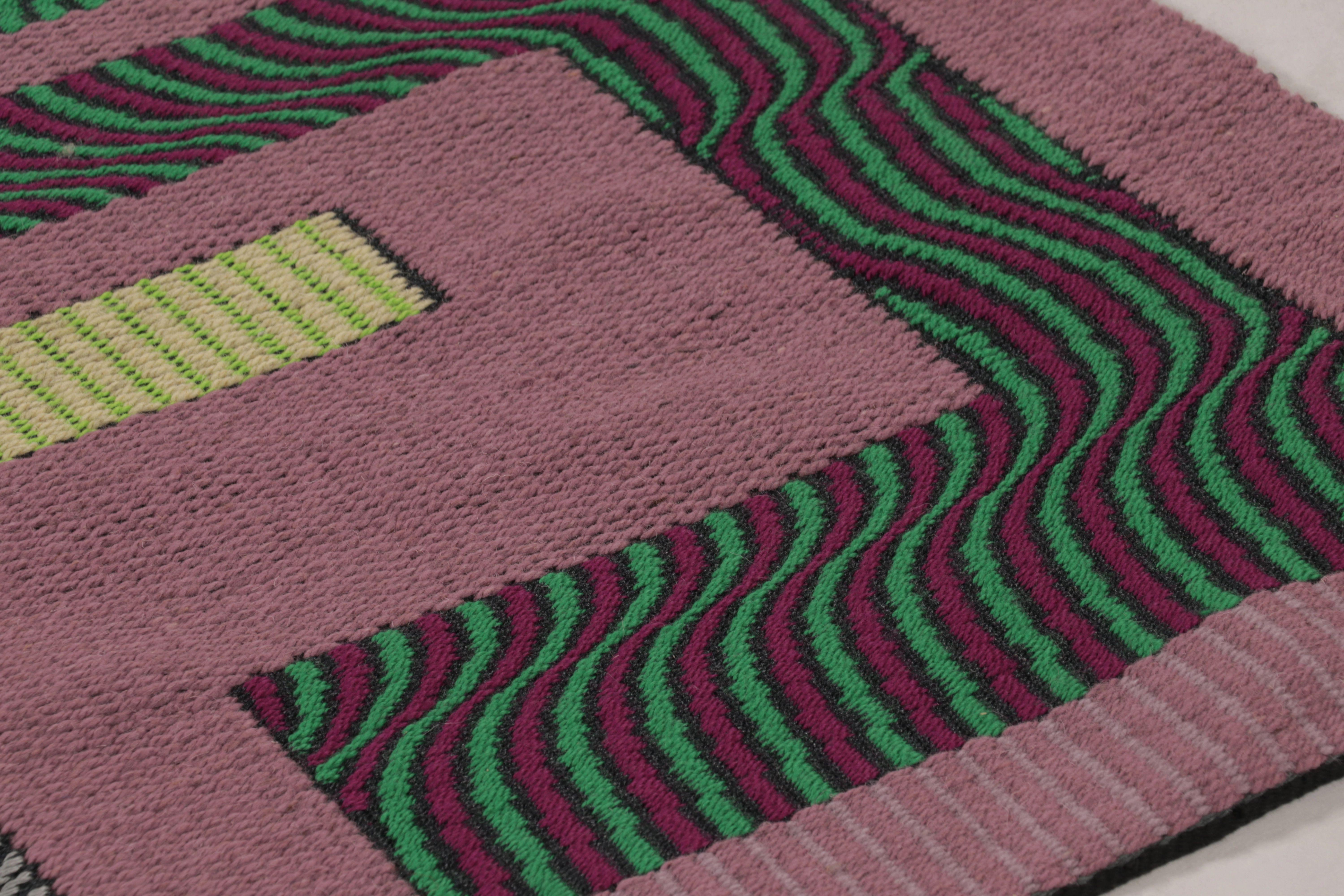Moderner Charlotte Funk Wandteppich, Optisch Geometrisch in Rosa und Grün-Rug & Kilim im Zustand „Neu“ im Angebot in Long Island City, NY