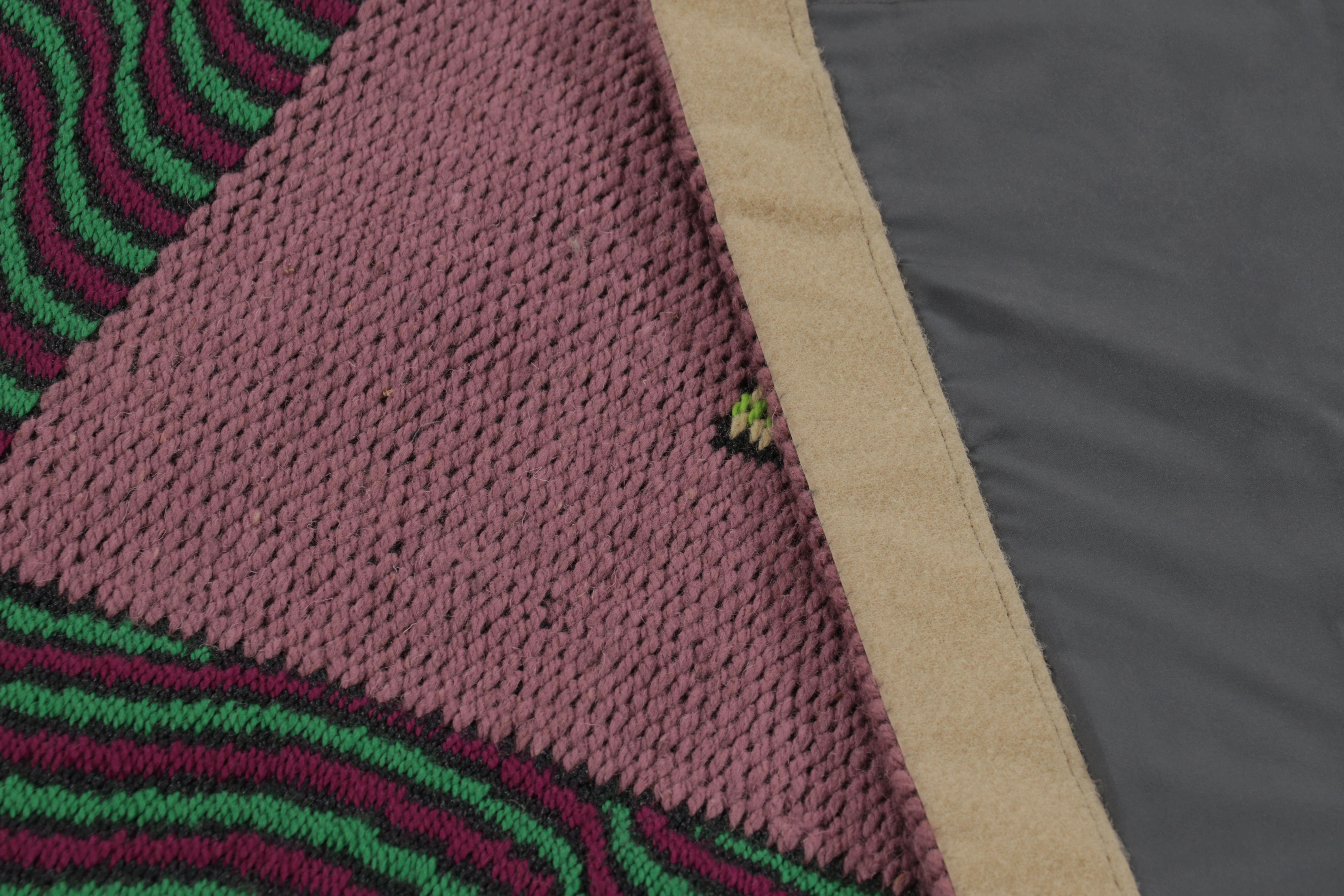 Moderner Charlotte Funk Wandteppich, Optisch Geometrisch in Rosa und Grün-Rug & Kilim im Angebot 1