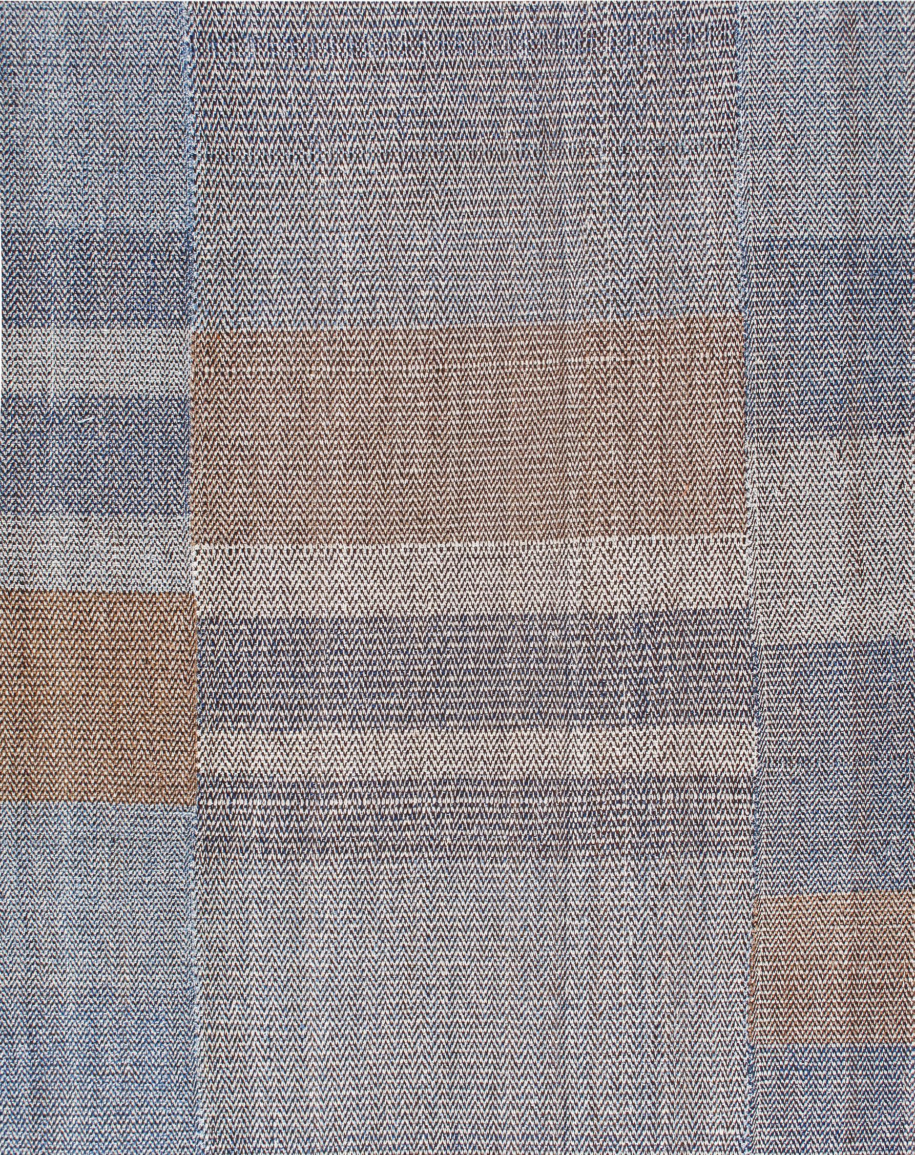 Ce tapis Charmo à tissage plat est fabriqué avec de la laine filée à la main et des teintures naturelles. Son style moderne du milieu du siècle est tissé à la main par des artisans qualifiés qui entrecroisent les fils de chaîne et de trame sur un