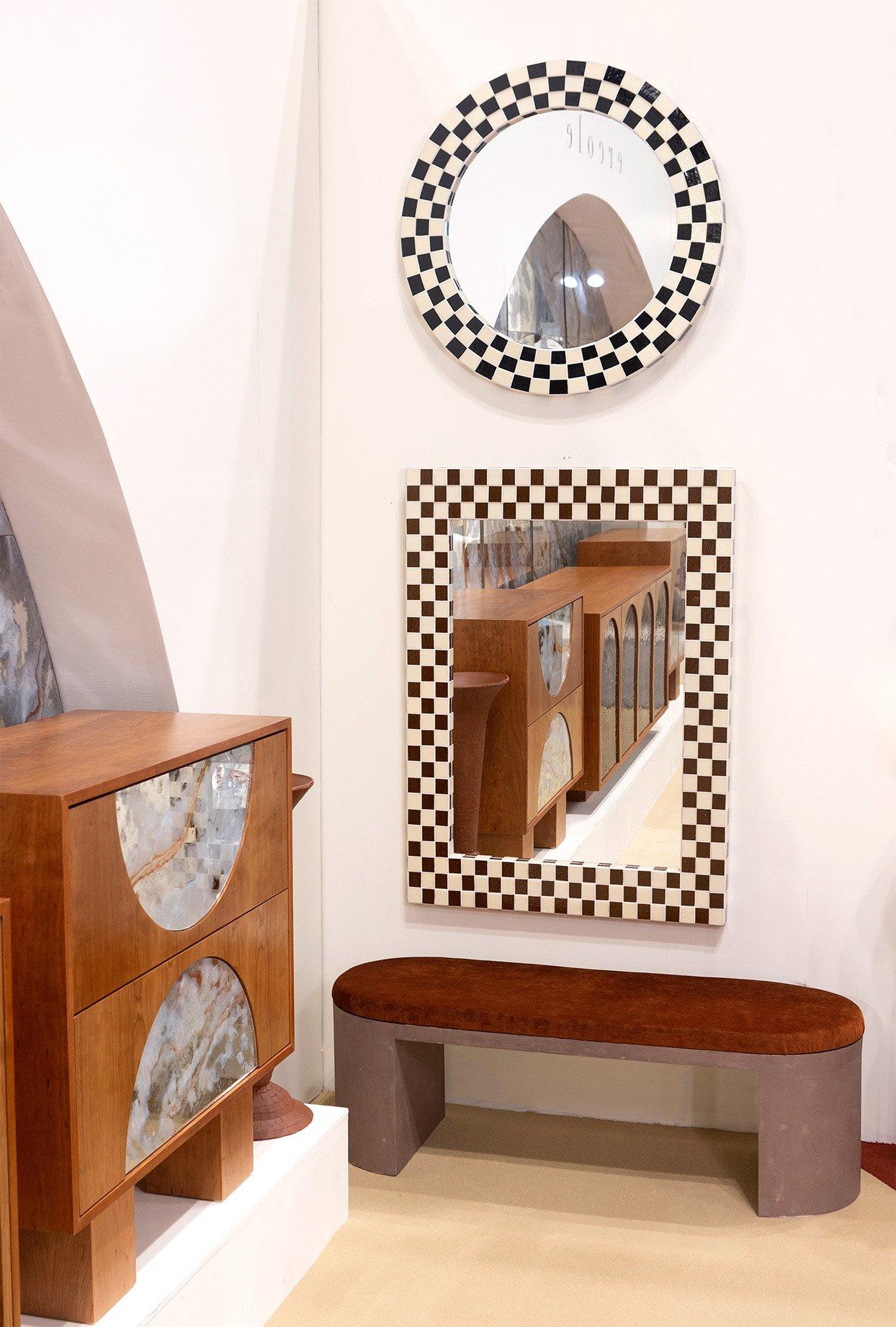 Ce miroir circulaire moderne sur mesure apporte une présence décontractée et optimiste à votre intérieur. La mosaïque en damier est un mélange de verre noir et ivoire en couches successives. La bordure autour du miroir est de 4
