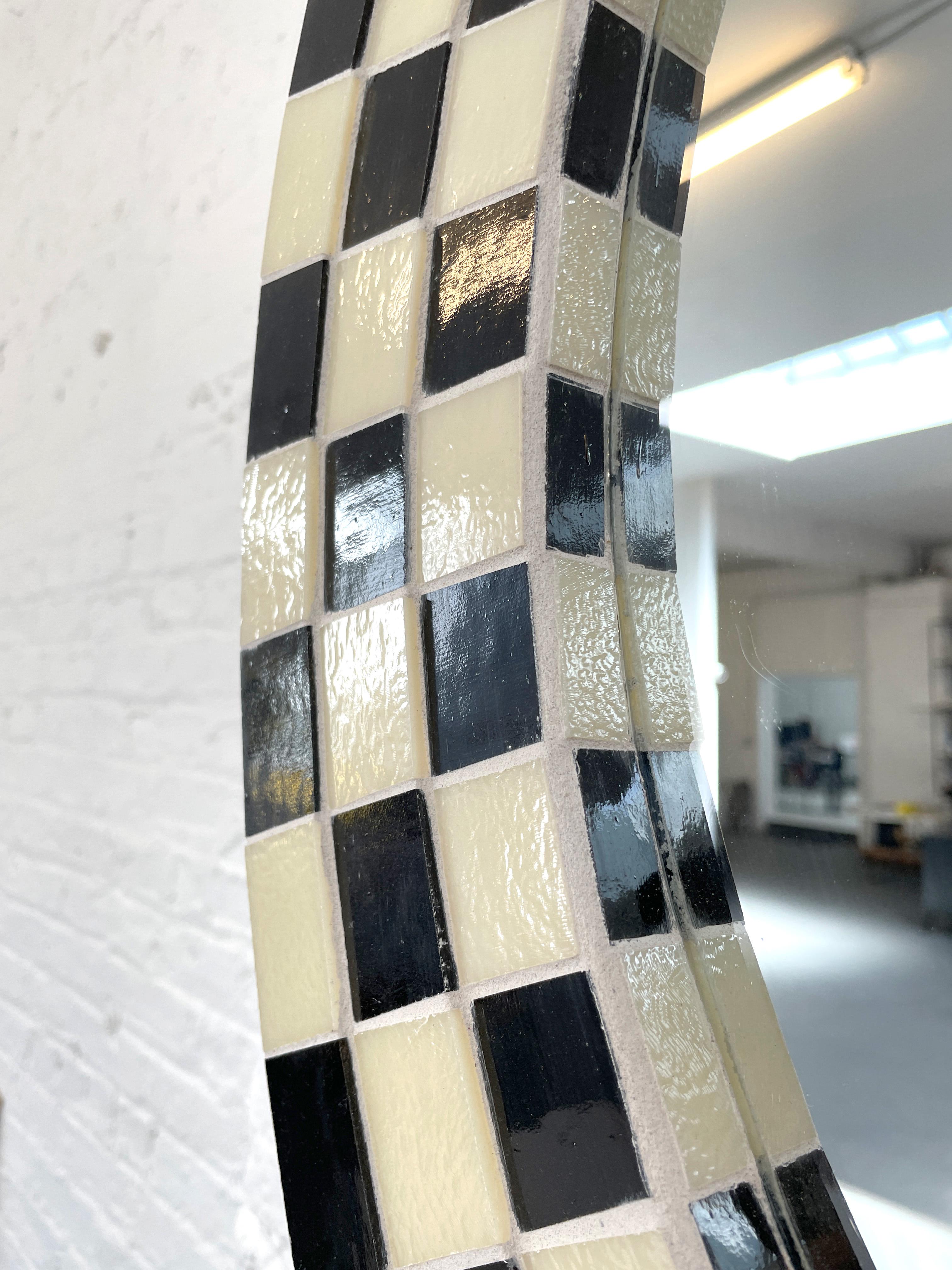 Moderner Kreisspiegel aus kariertem Mosaik mit schwarzem und elfenbeinfarbenem Glas von Ercole Home im Zustand „Neu“ im Angebot in Brooklyn, NY