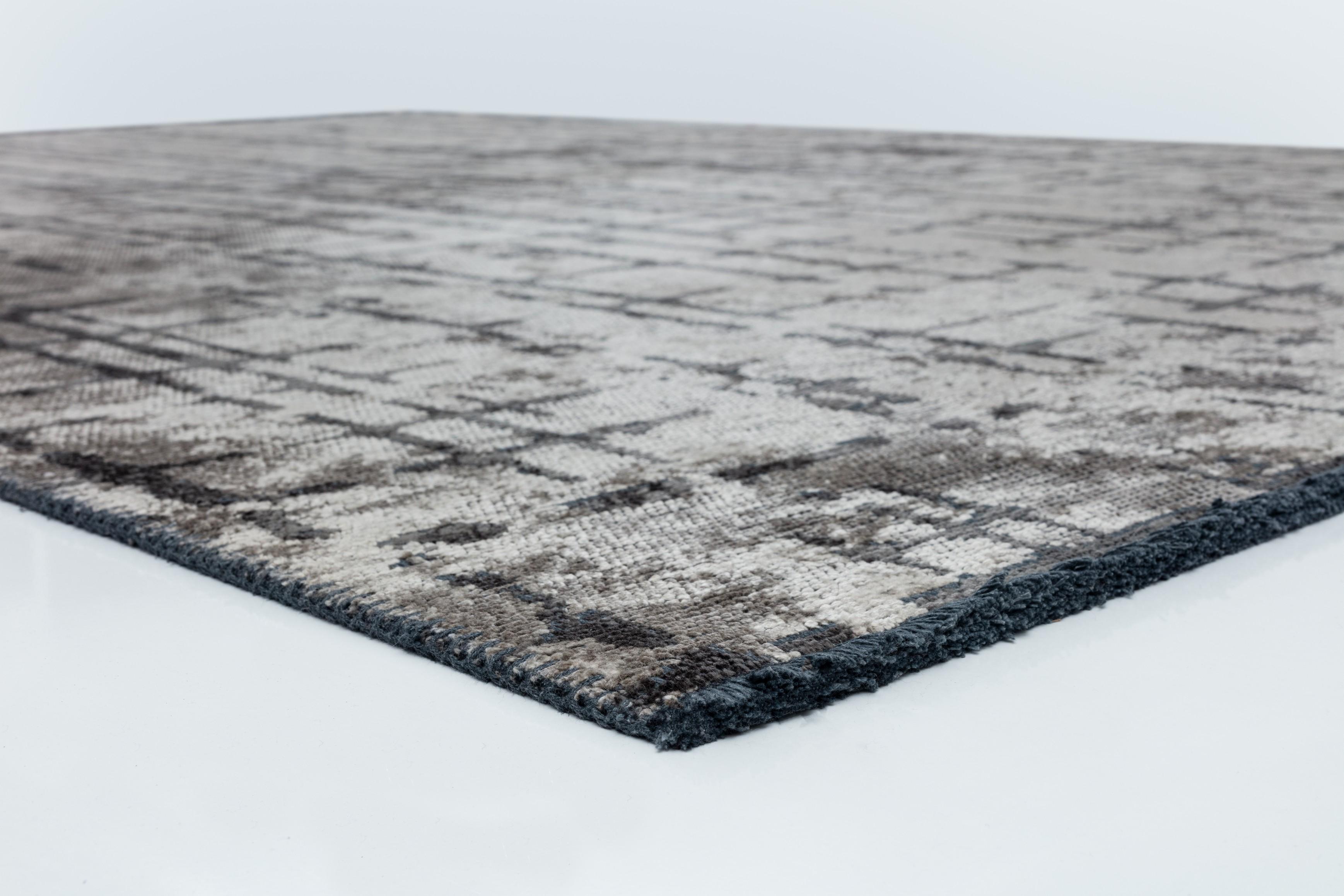 For Sale:  (Gray) Modern Checkered Red Luxury Hand-Finished Area Rug 4