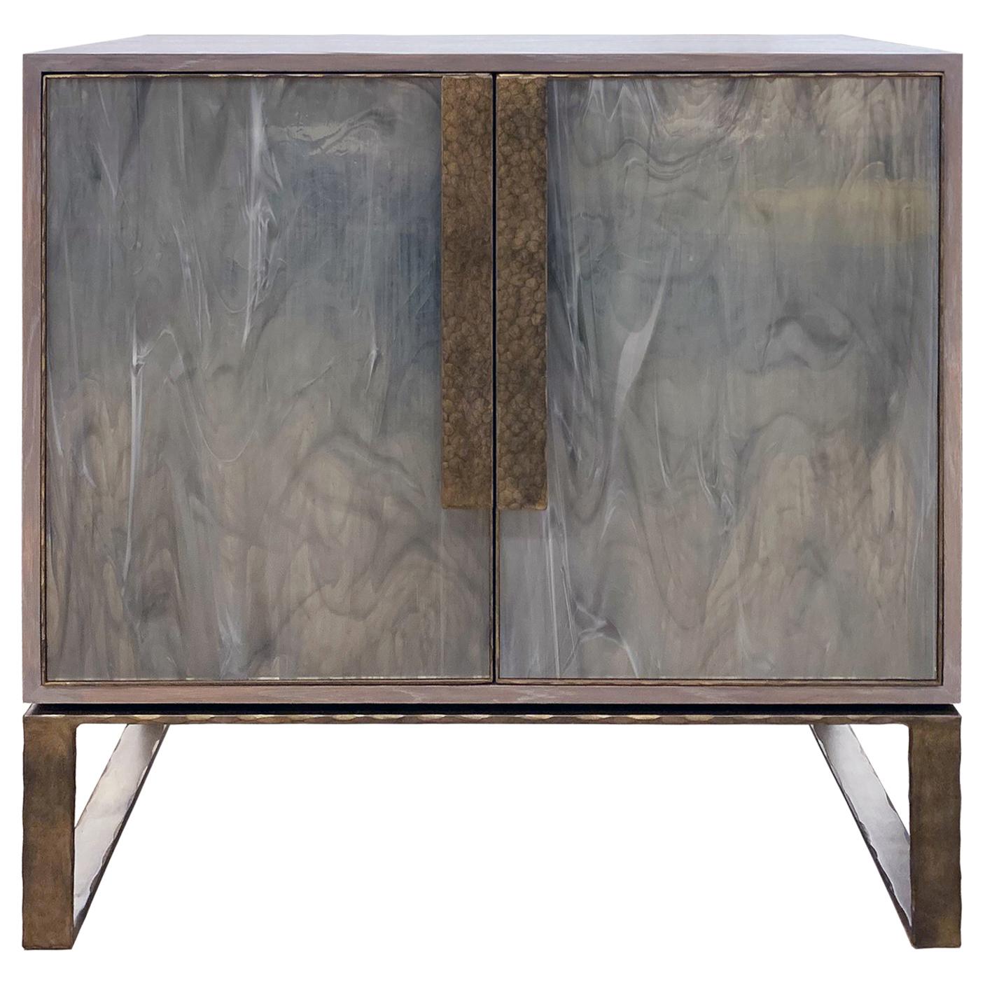 Buffet Chelsea moderne à 2 portes, métal forgé et verre argenté gris par Ercole Home