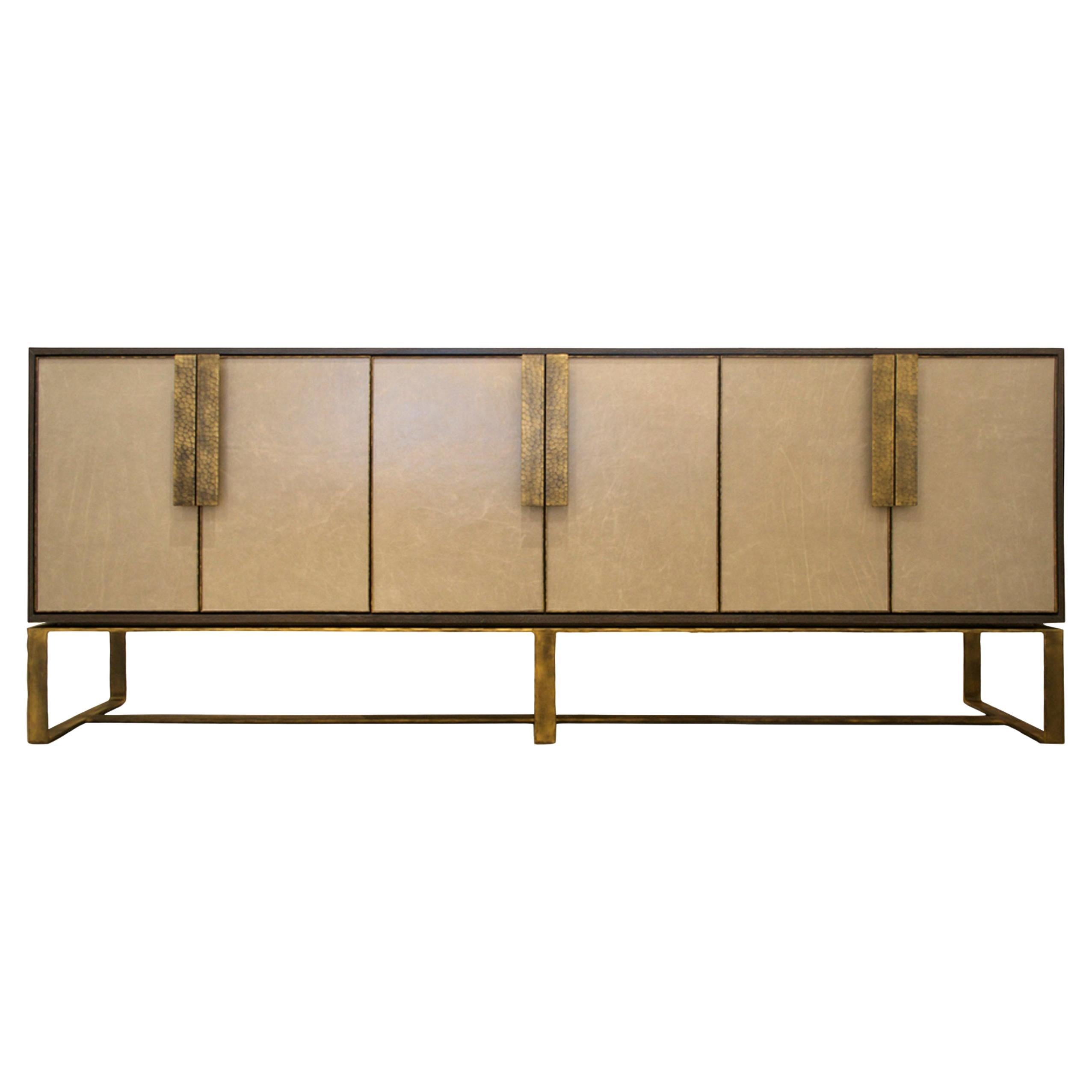 Buffet moderno Chelsea de 6 puertas en piel y metal forjado by Ercole Home