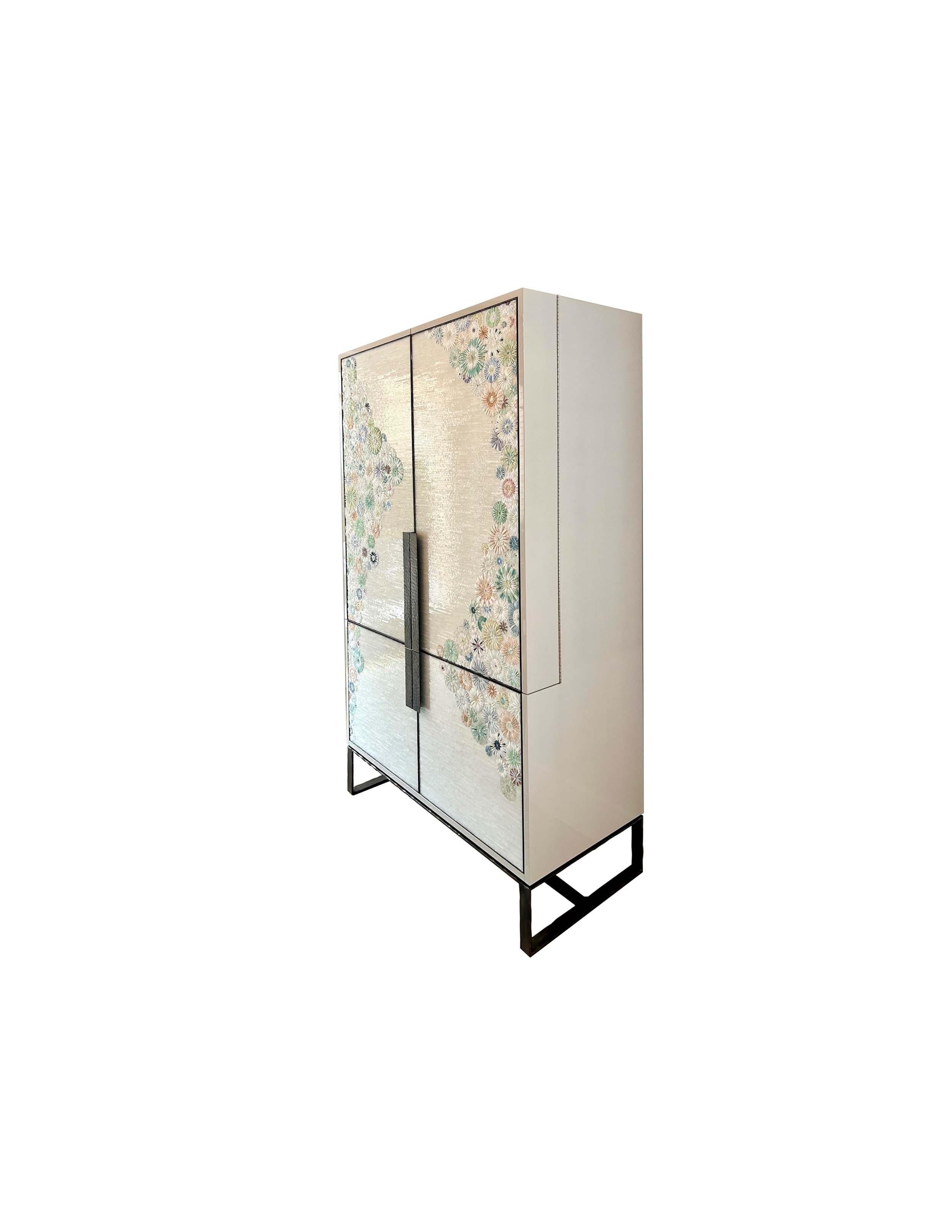 Le bar sec moderne Chelsea à quatre portes avec mosaïque Pastel Blossom par Ercole Home comprend quatre portes encadrées en métal martelé à la main Chelsea avec poignées Chelsea. Les portes supérieures s'ouvrent à 180 degrés pour révéler le