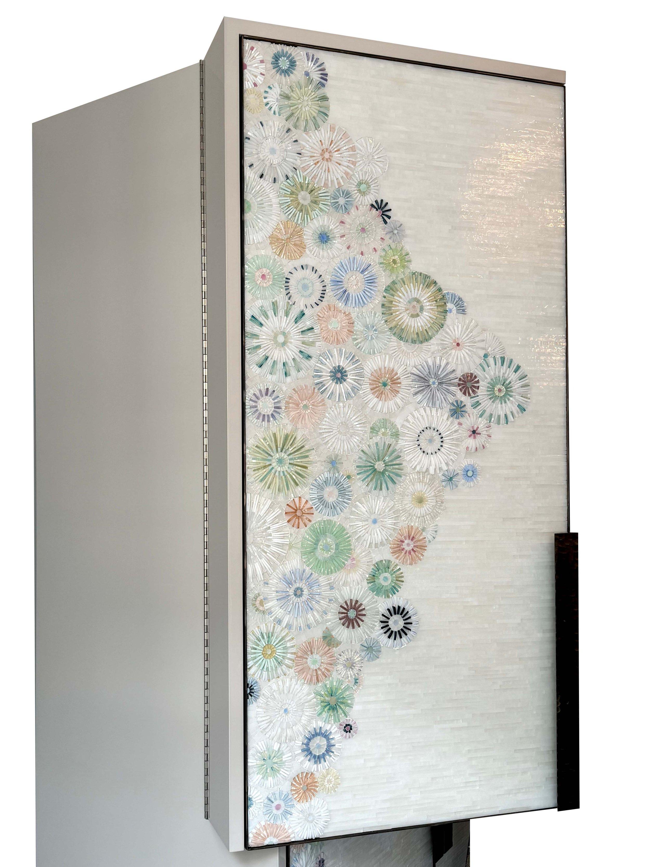 Moderne Bar moderne Chelsea à quatre portes avec mosaïque de fleurs pastel par Ercole Home en vente