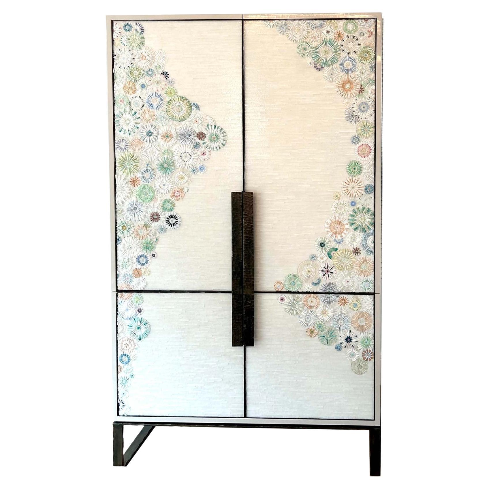 Bar moderne Chelsea à quatre portes avec mosaïque de fleurs pastel par Ercole Home