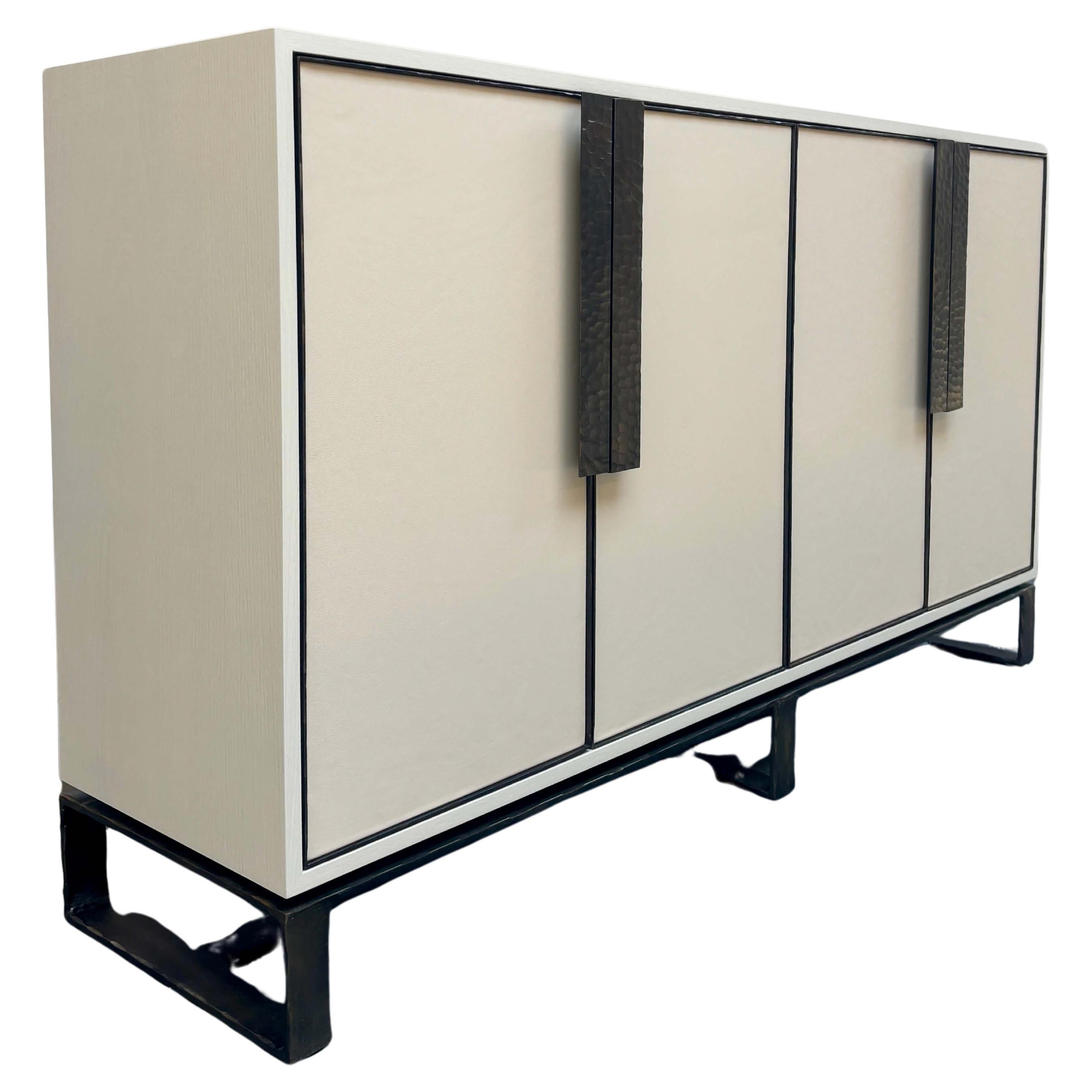 Aparador moderno de cuatro puertas de piel Chelsea by Ercole Home