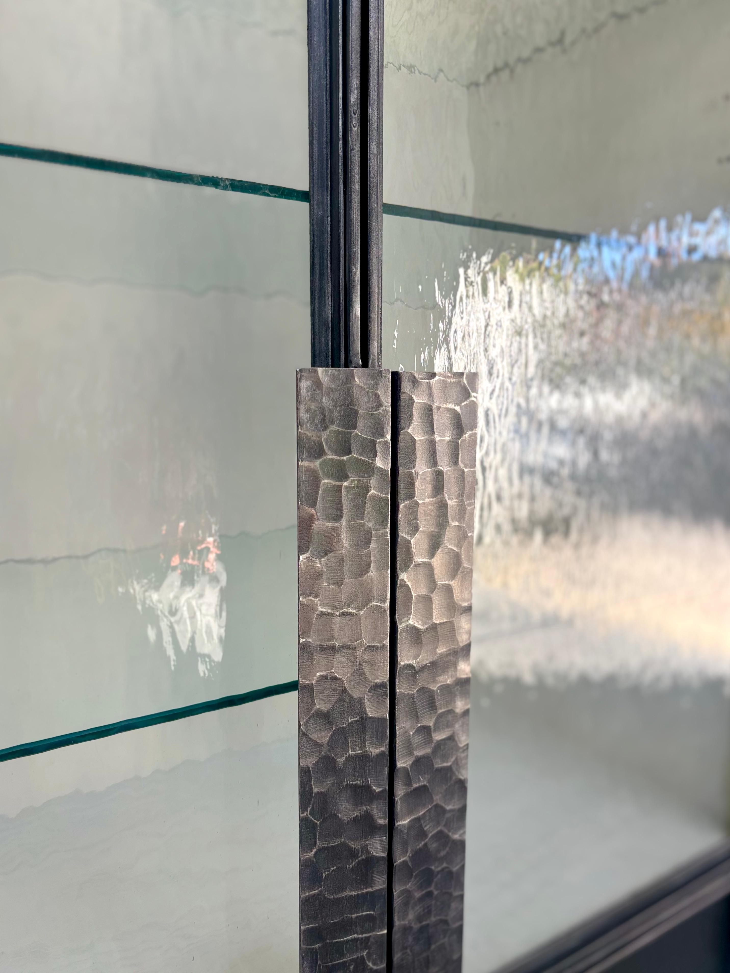 Martelé Vitrine moderne en verre d'eau Chelsea par Ercole Home en vente