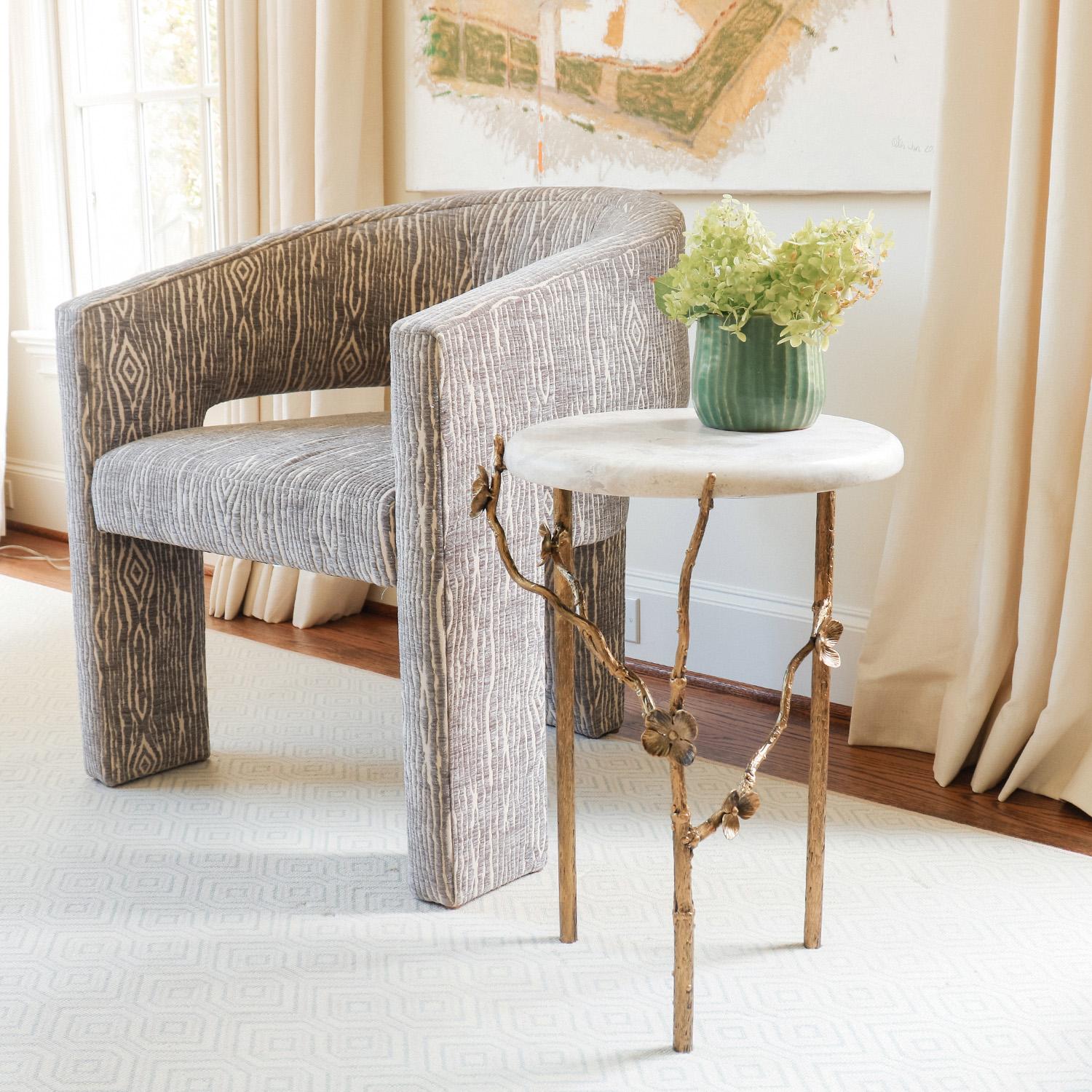 Plongez dans la beauté délicate de la table d'appoint Modern Cherry Blossom fabriquée à la main, où une seule branche forgée et une petite grappe de fleurs ornent délicatement cette pièce exquise. Cette touche féminine ajoute un charme éthéré, ce