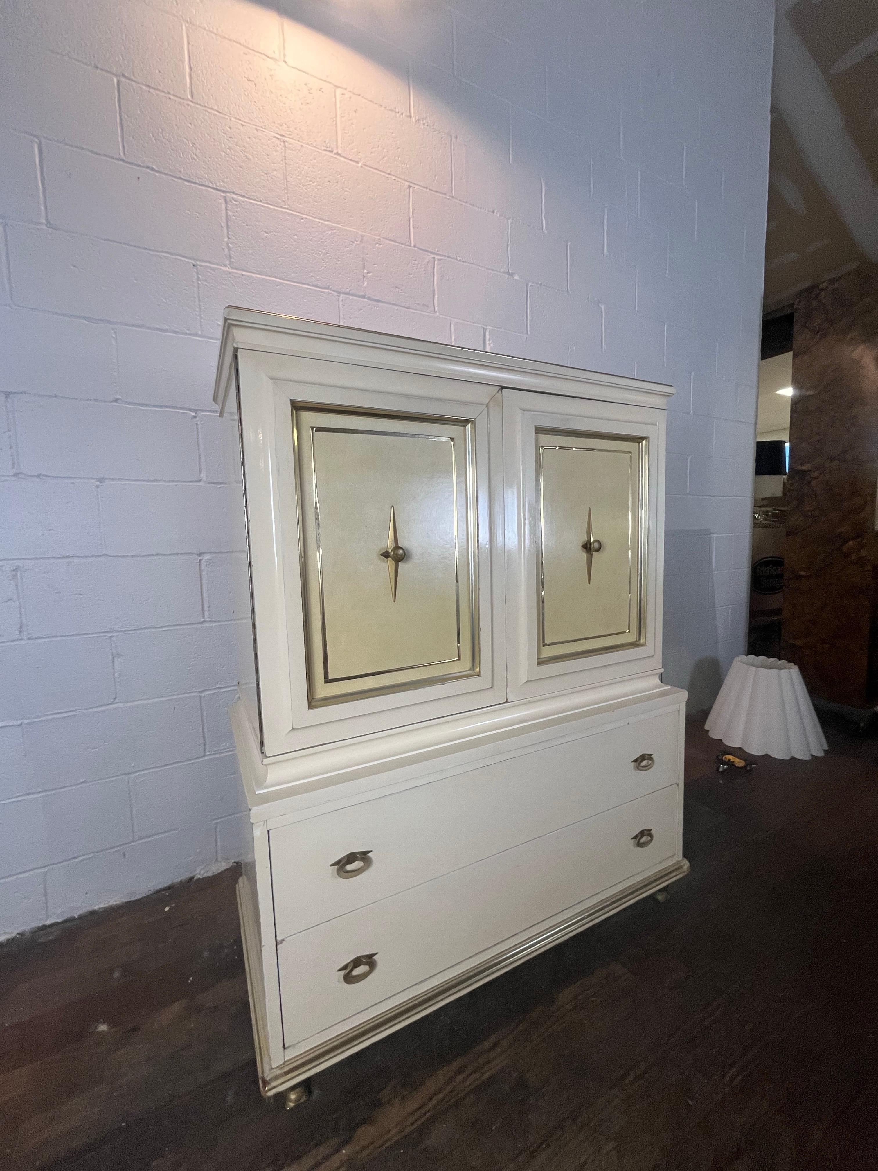 Superbe design intemporel par American of Martinsville. Boîtier en bois dur rehaussé de garnitures et de ferrures en laiton avec inserts en cuir. Construction solide et très lourde. L'usure se situe principalement au niveau de la bande de laiton le