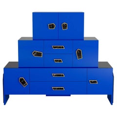 Commode moderne en laque bleu ultramarine et poignées en Nero Marquina