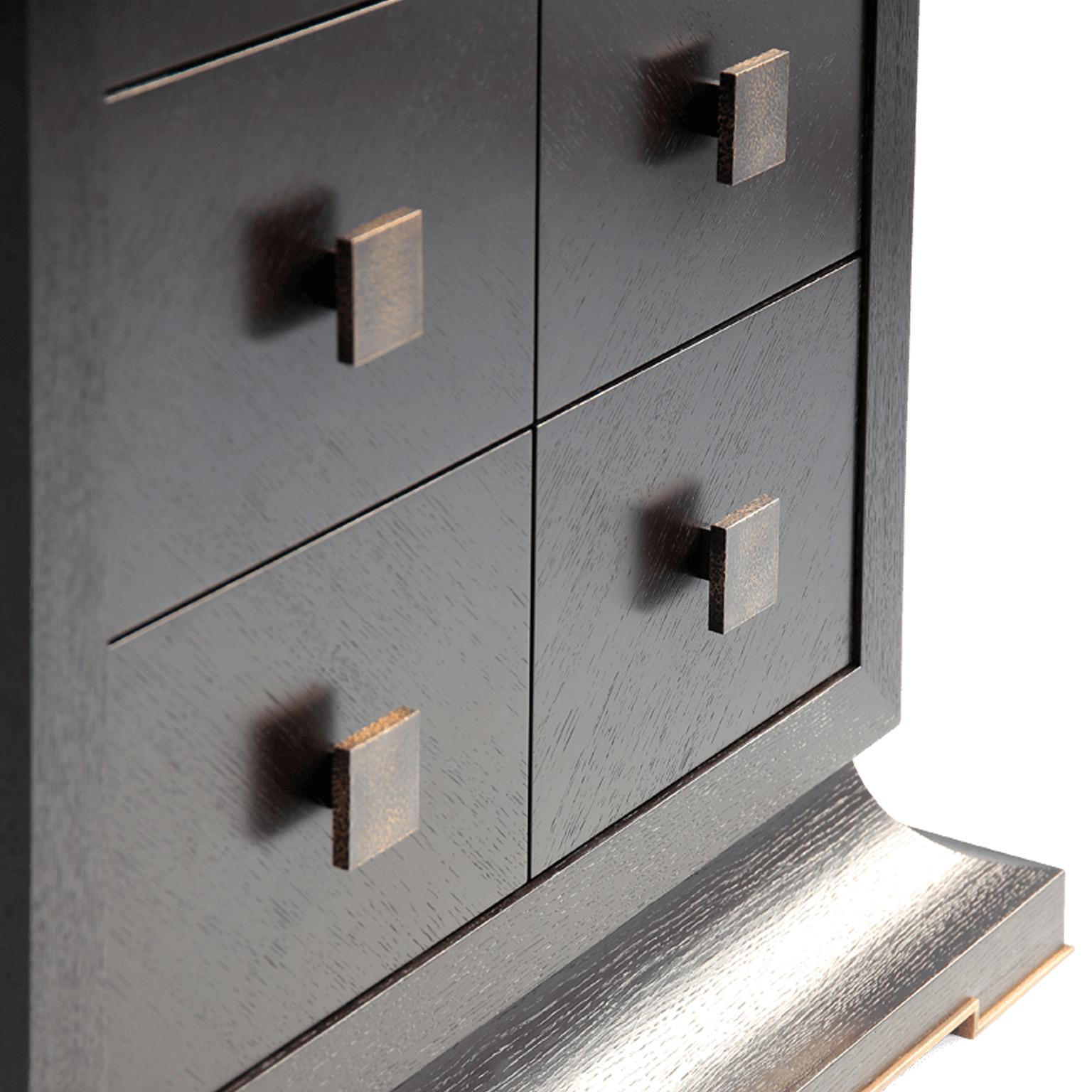 Européen Coffre à tiroirs moderne en bois marron et noir avec poignées en laiton en vente