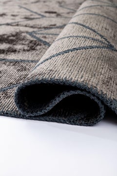 Moderner moderner Chevron-Chevron-Teppich in Dunkelbraun und Anthrazit, versandfertig