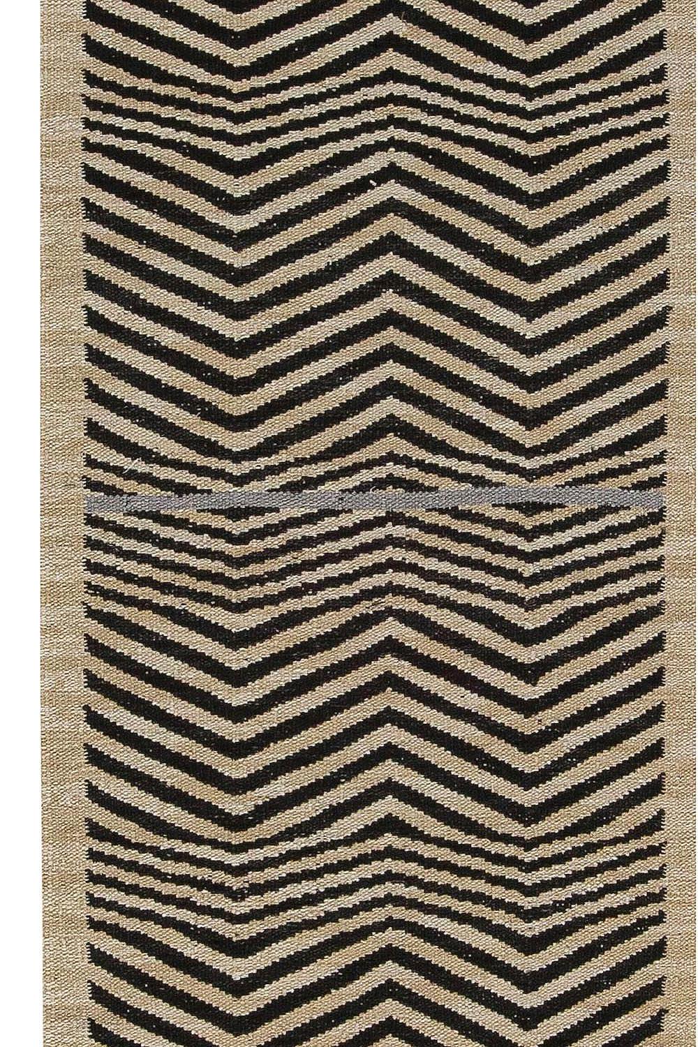 Modernity Chevron Design Beige and Black Flat-Weave Runner by Doris Leslie Blau (en anglais)
Taille : 3'0