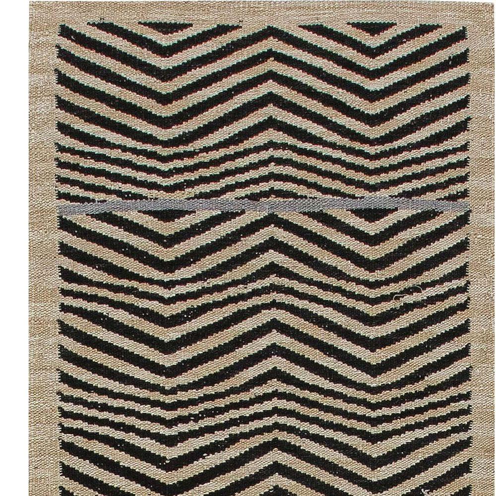 Moderne Modernity Chevron Design Beige and Black Flat-Weave Runner by Doris Leslie Blau (en anglais) en vente