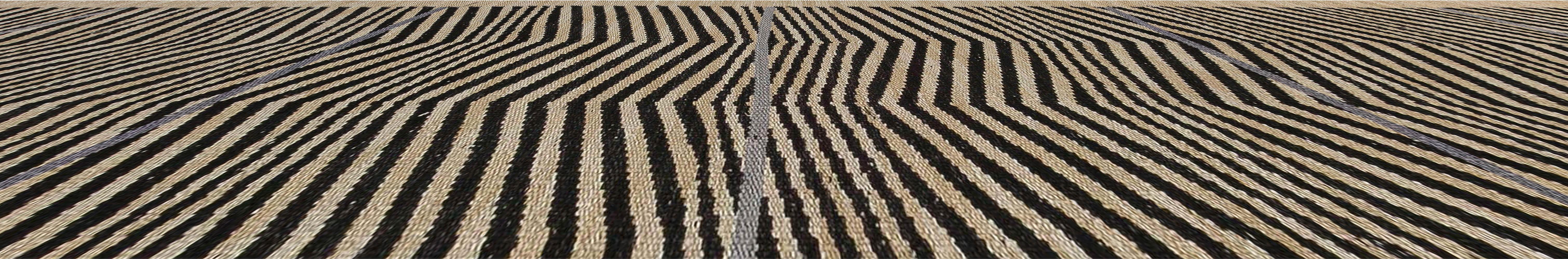 Indien Modernity Chevron Design Beige and Black Flat-Weave Runner by Doris Leslie Blau (en anglais) en vente