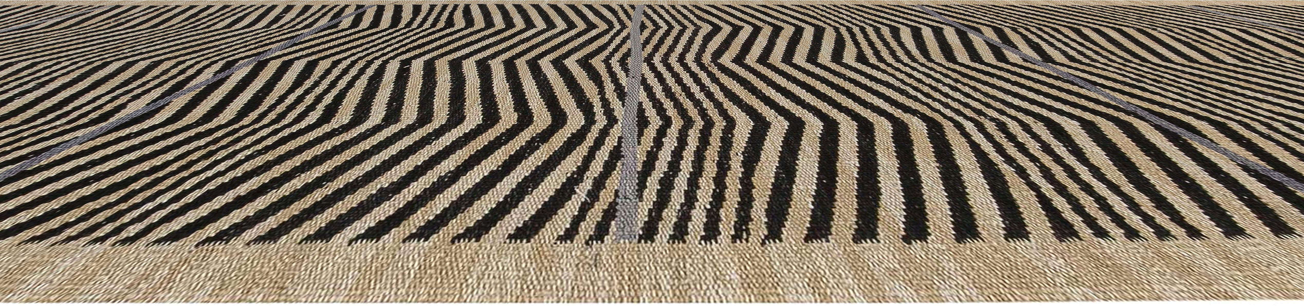 Noué à la main Modernity Chevron Design Beige and Black Flat-Weave Runner by Doris Leslie Blau (en anglais) en vente