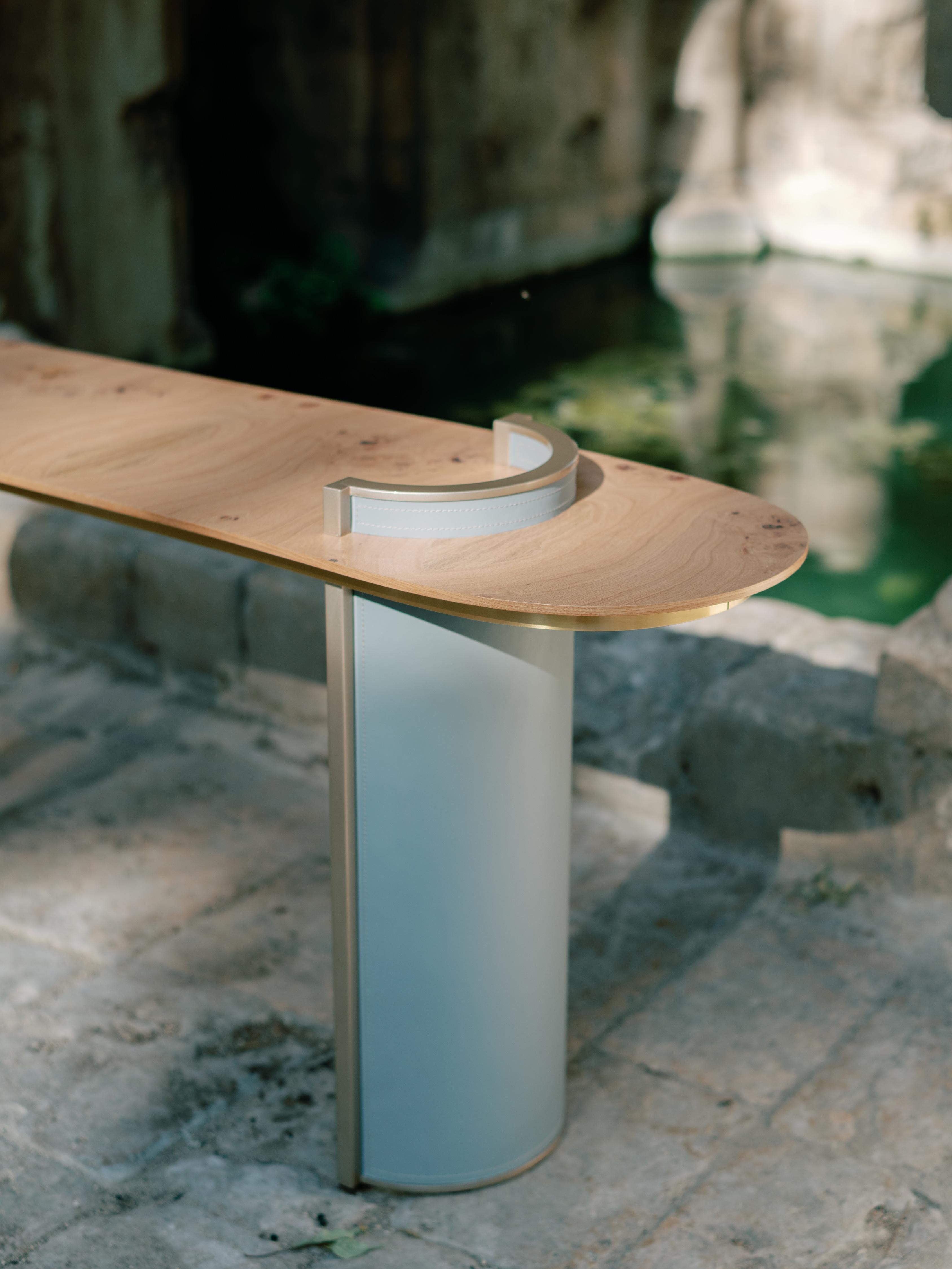 Moderne Table console moderne Chiado, racine de chêne en cuir, fabriquée à la main au Portugal par Greenapple en vente