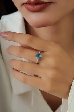 Bague chic moderne en or blanc 14 carats avec topaze bleue et diamant en forme de trèfle